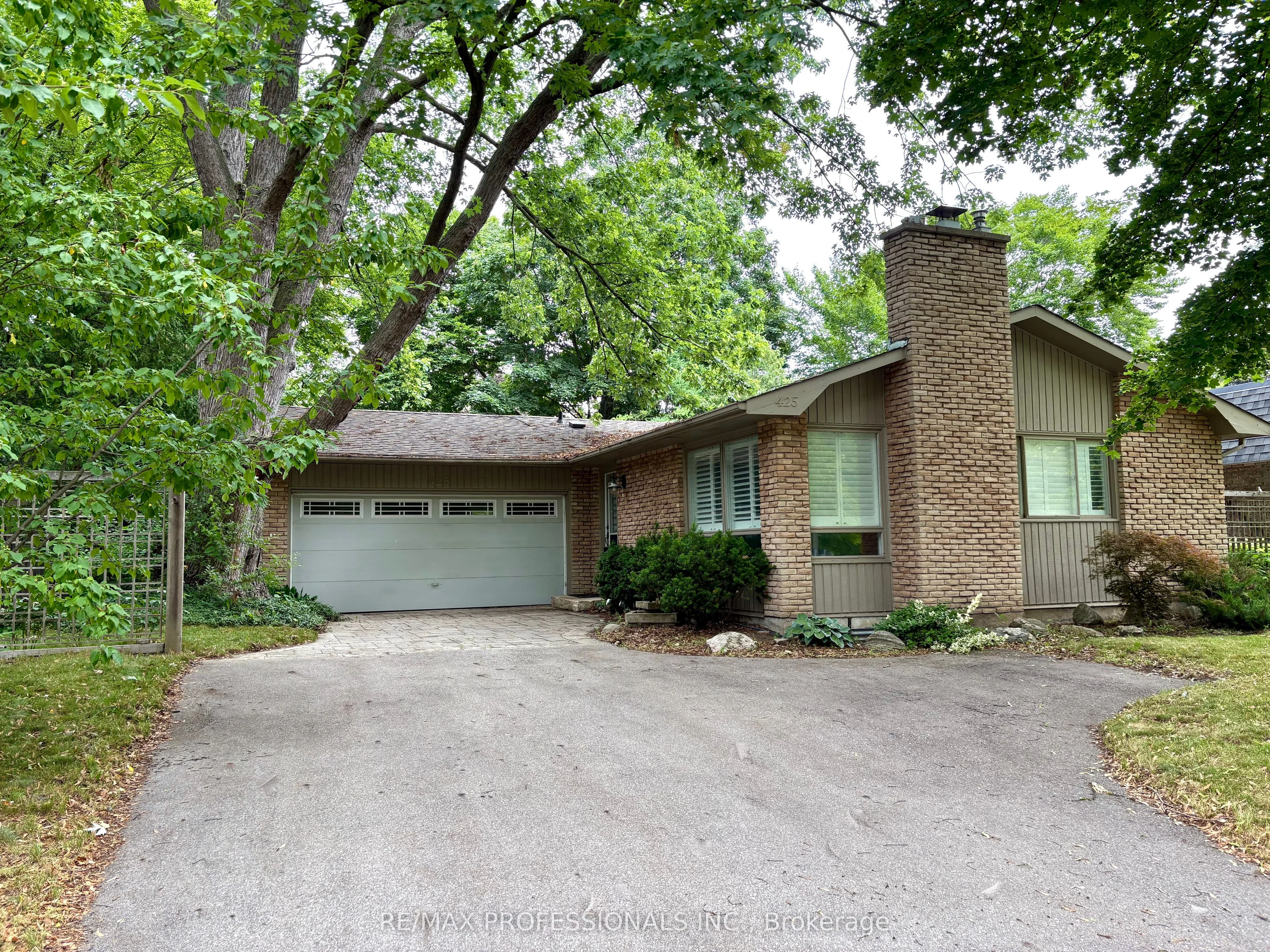 425 CANTERBURY Crescent, Oakville, ON L6J 5K8