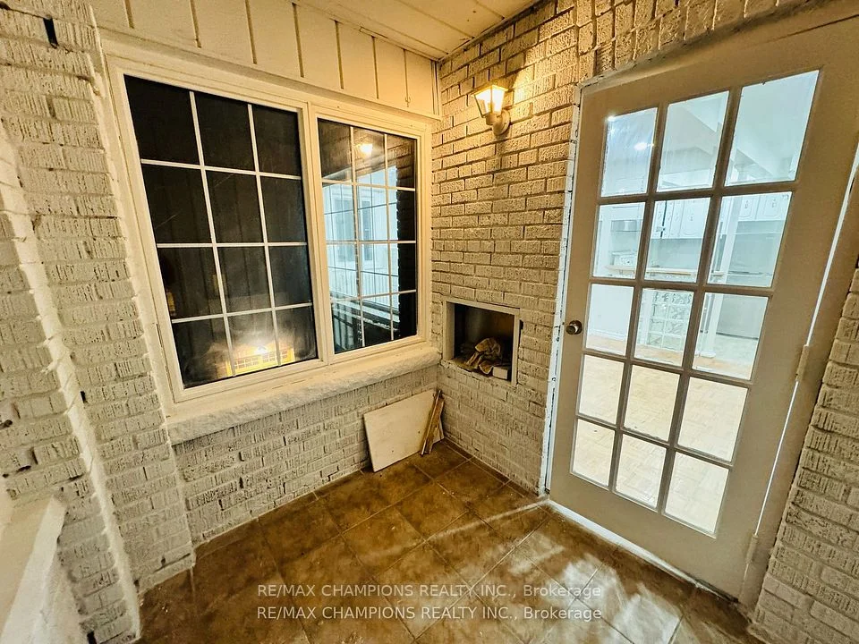 2 Elm Grove Avenue 203, Toronto W01, ON M6K 2J1