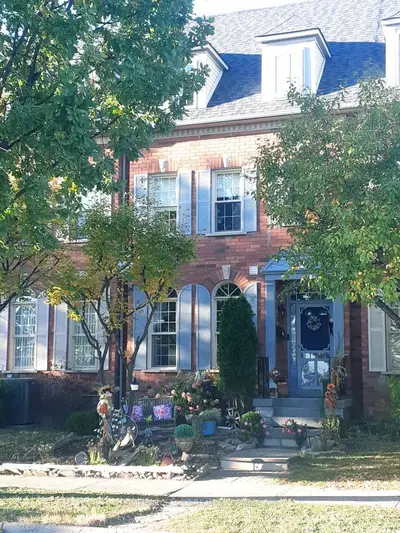 Att/Row/Townhouse in Oakville
