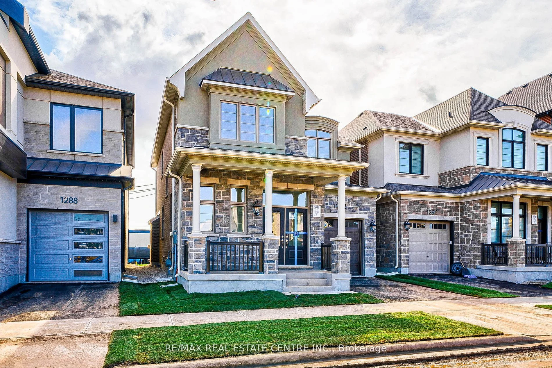 1292 Aymond Crescent, Oakville, On L6h 7w8