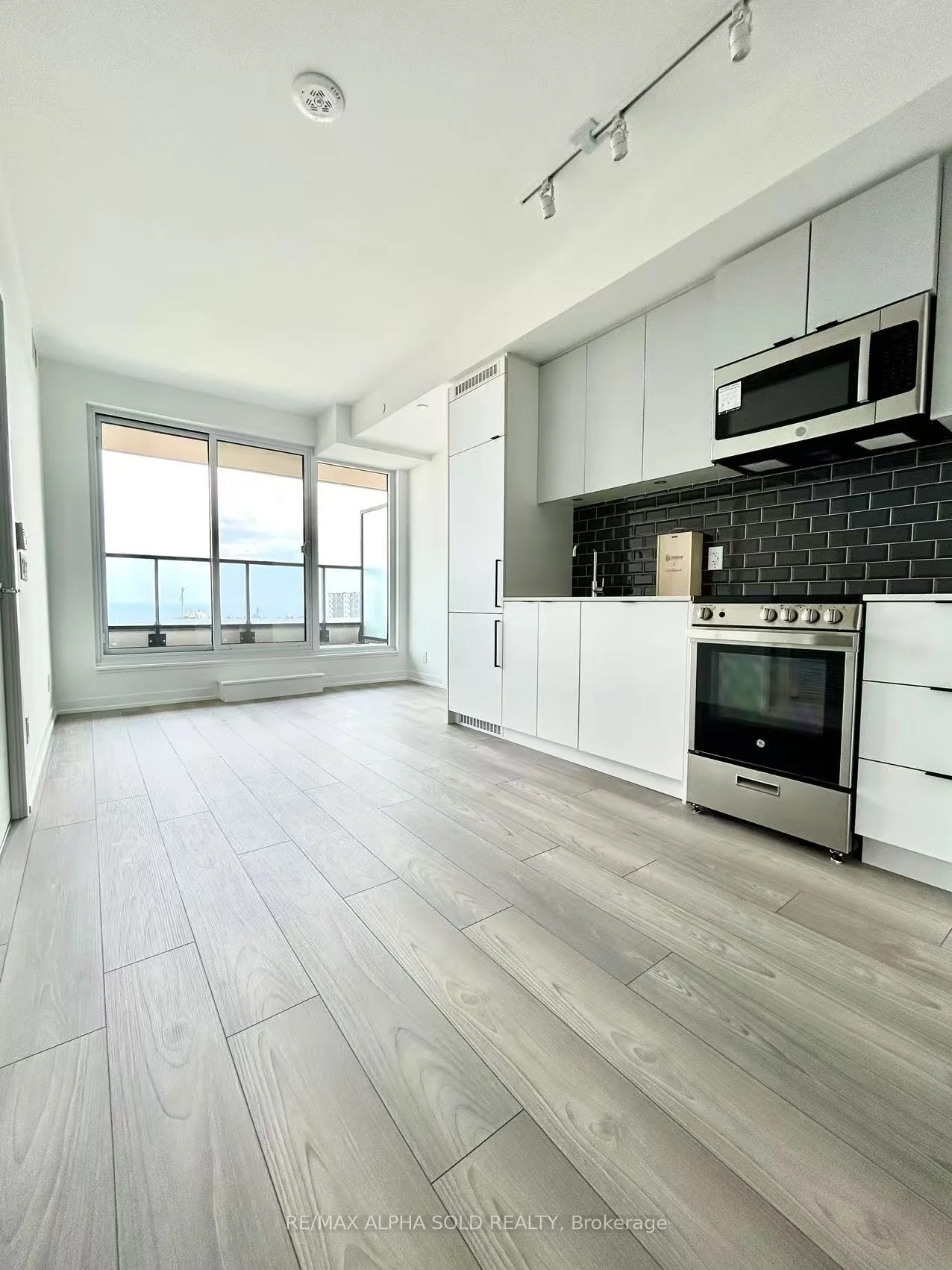 285 Dufferin Street W 912, Toronto W01, ON M6K 1E6