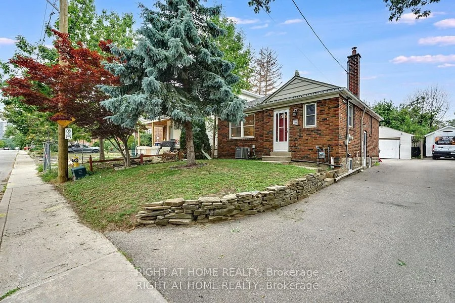 164 William Street, Toronto W04, ON M9N 2H1