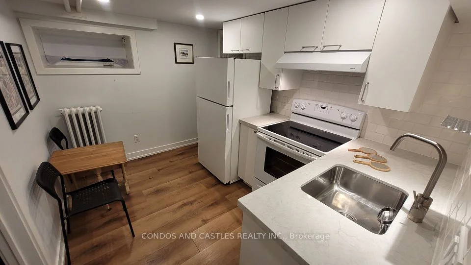 203 Fern Avenue Lower, Toronto W01, On M6r 1k5
