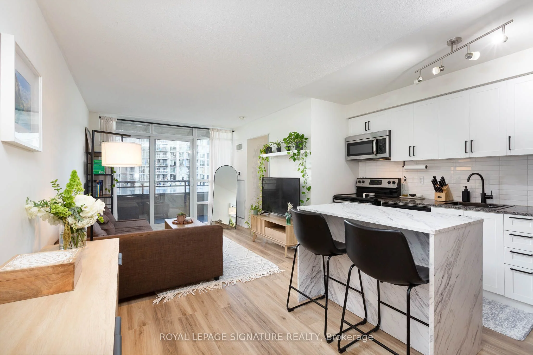 38 Joe Shuster Way 1323, Toronto W01, ON M6K 0A5