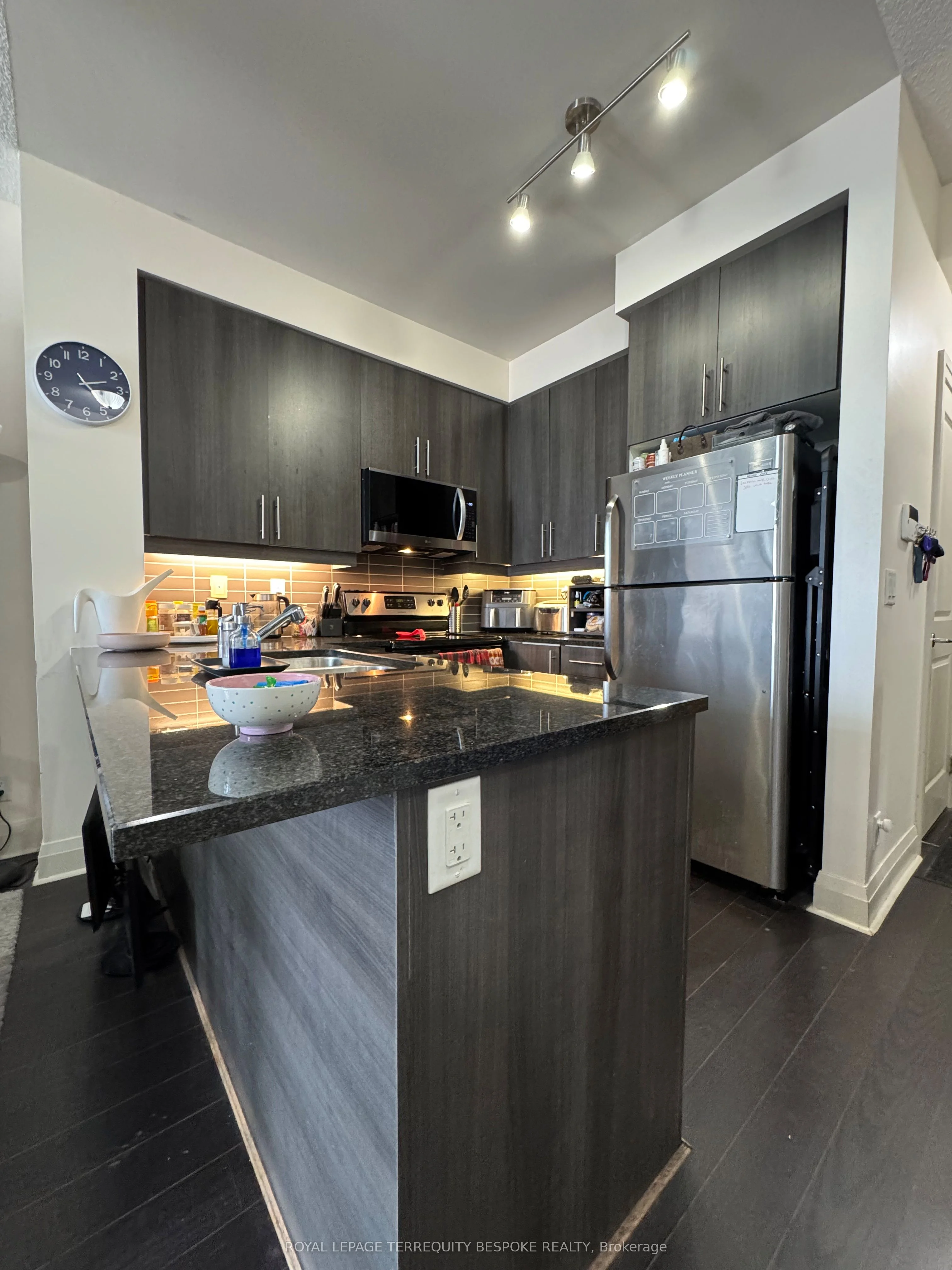 1185 The Queensway Avenue 816, Toronto W08, ON M8Z 0C6