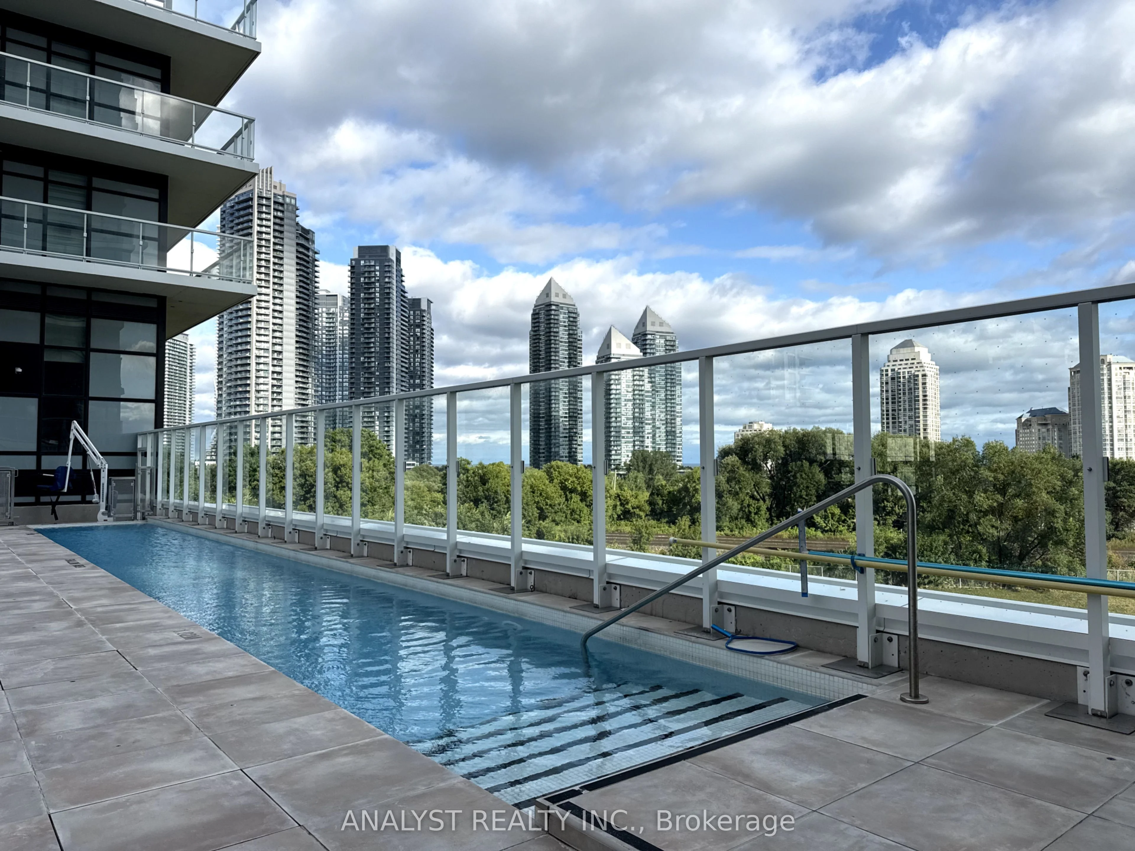 251 Manitoba Street 2002, Toronto W06, ON M8Y 4G9