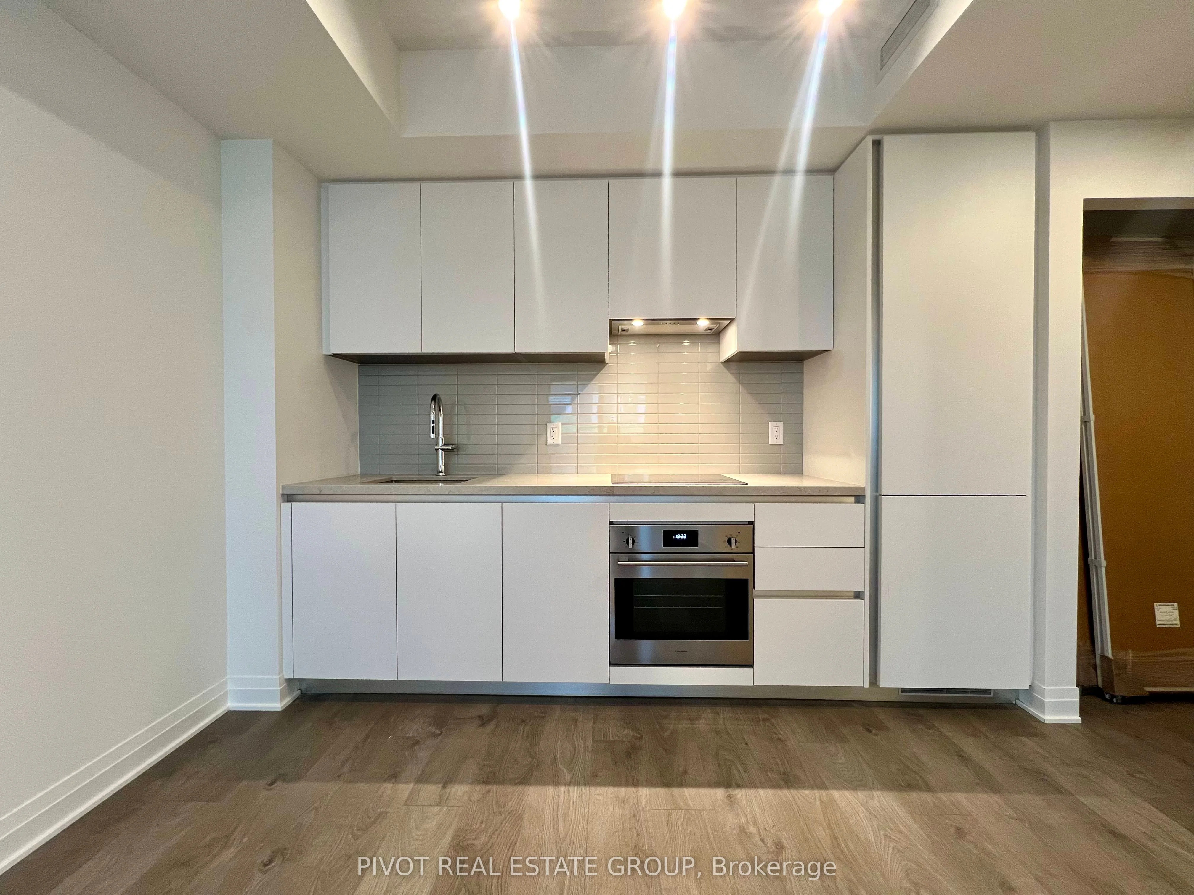 4015 The Exchange 1811, Mississauga, ON L5B 0N9