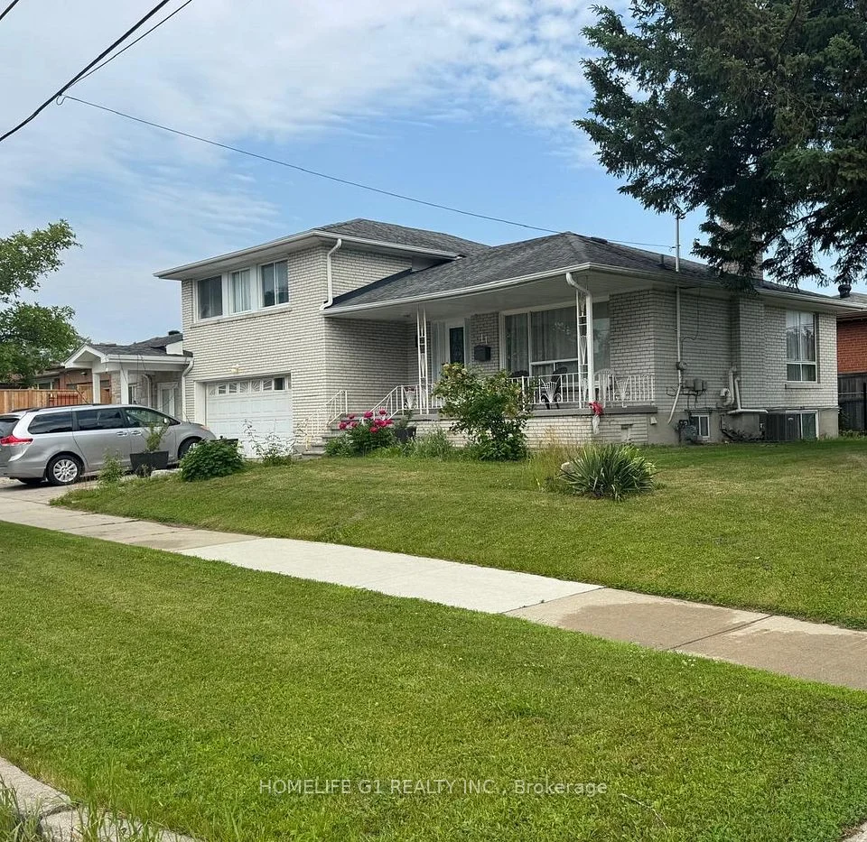 11 Islay Court, Toronto W05, ON M9M 1V4