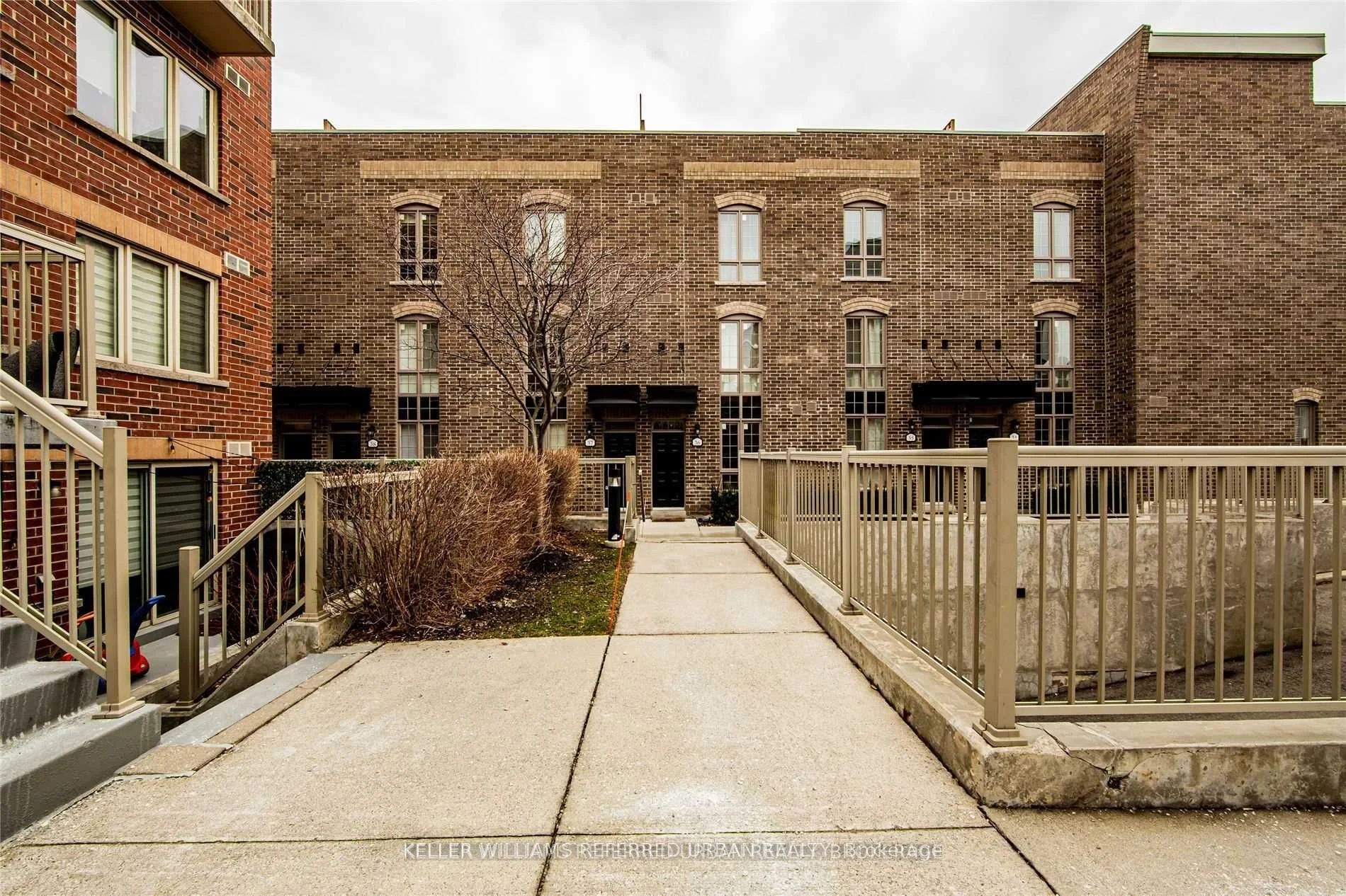 3 Elsie Lane 37, Toronto W02, ON M6P 0B8