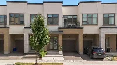 Att/Row/Townhouse in Oakville