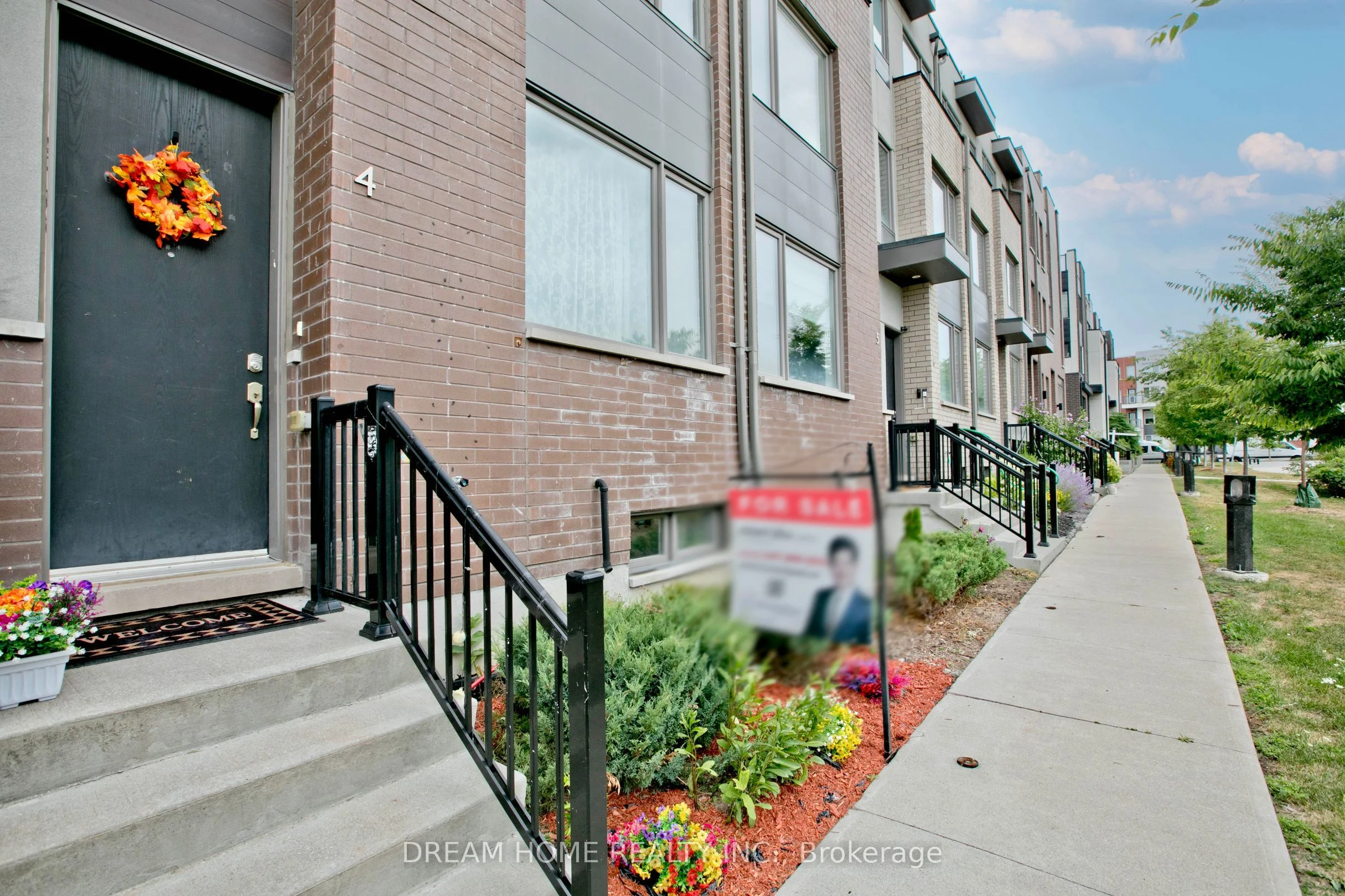 120 Frederick Tisdale Drive U 4, Toronto W05, ON M3K 0A8