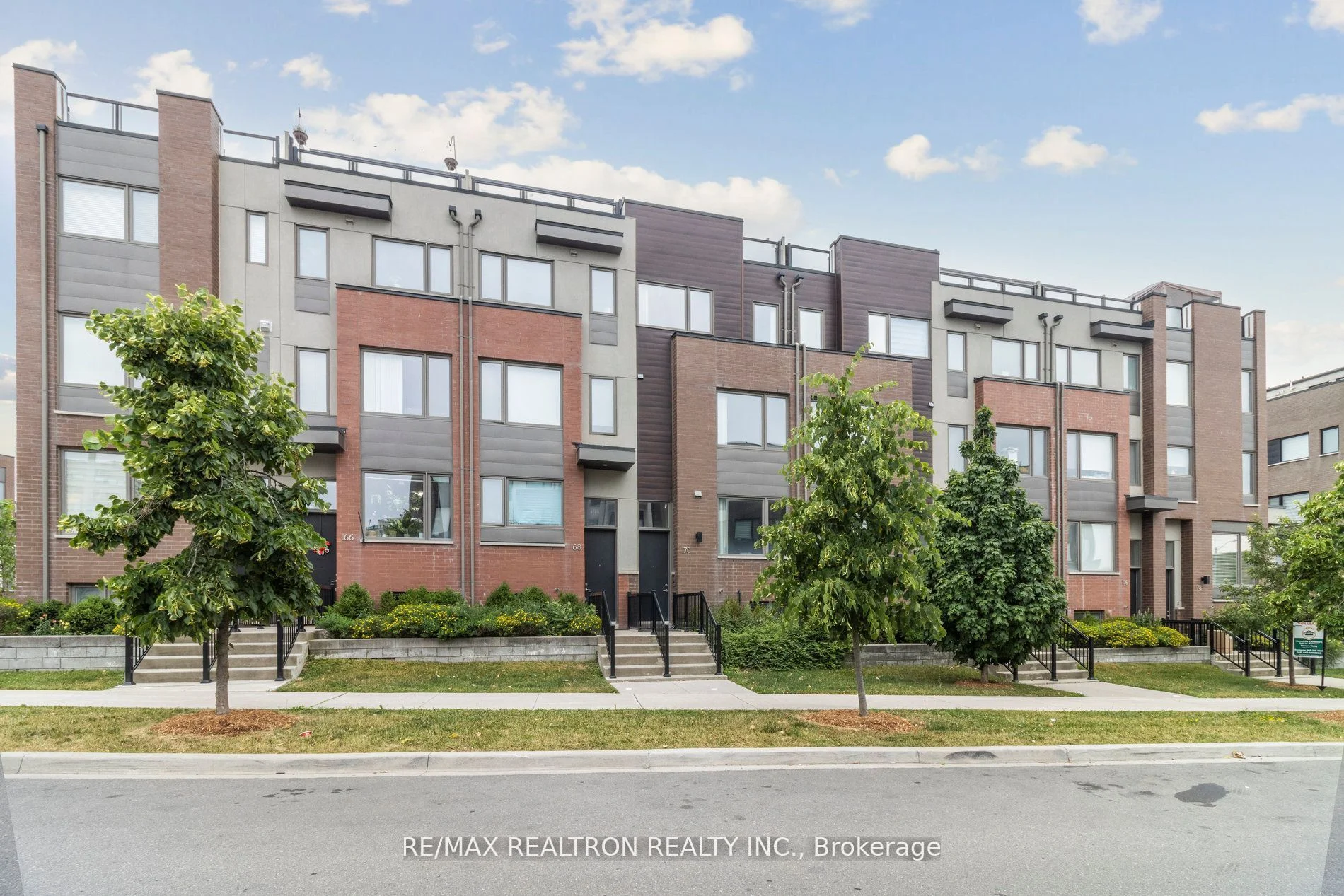 Att/Row/Townhouse in Toronto
