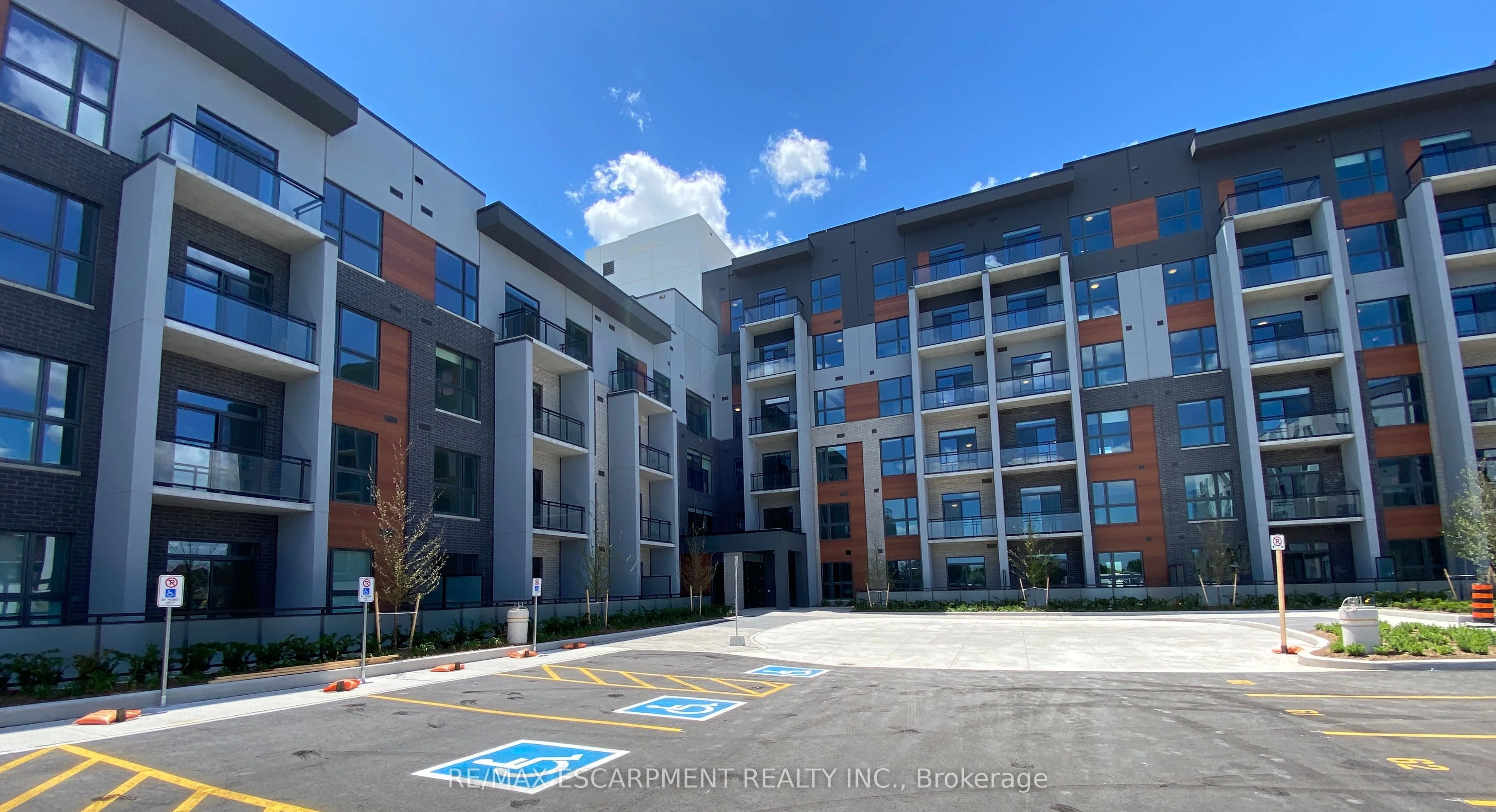 95 Dundas Street W 214, Oakville, ON L6M 5N4