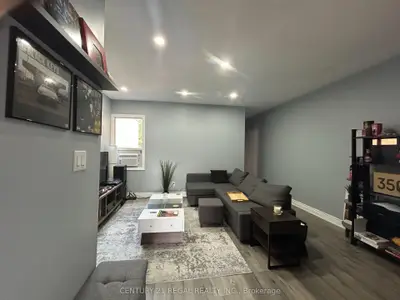 Att/Row/Townhouse in Toronto