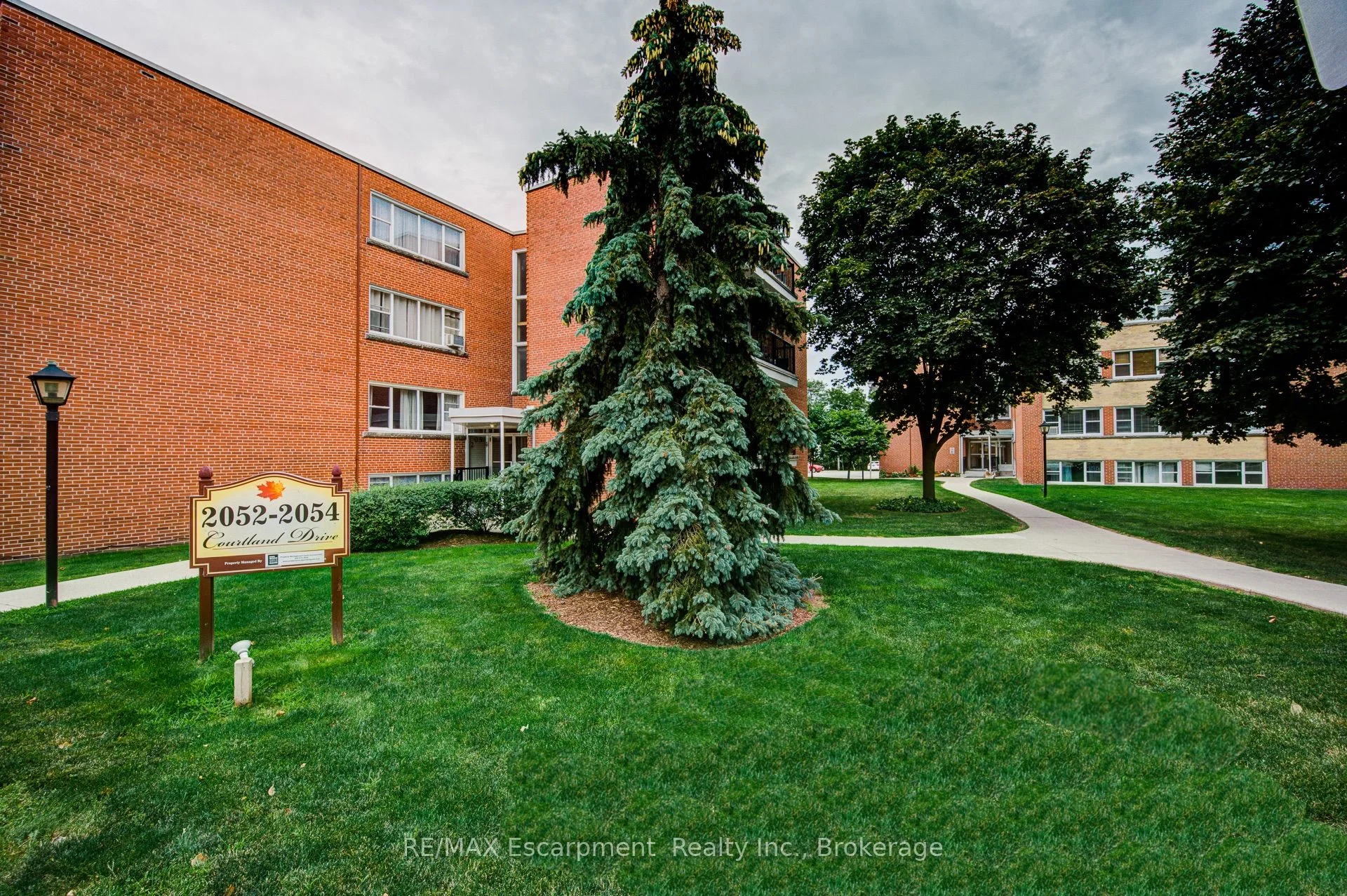 2052 Courtland Drive 202, Burlington, ON L7R 1R8