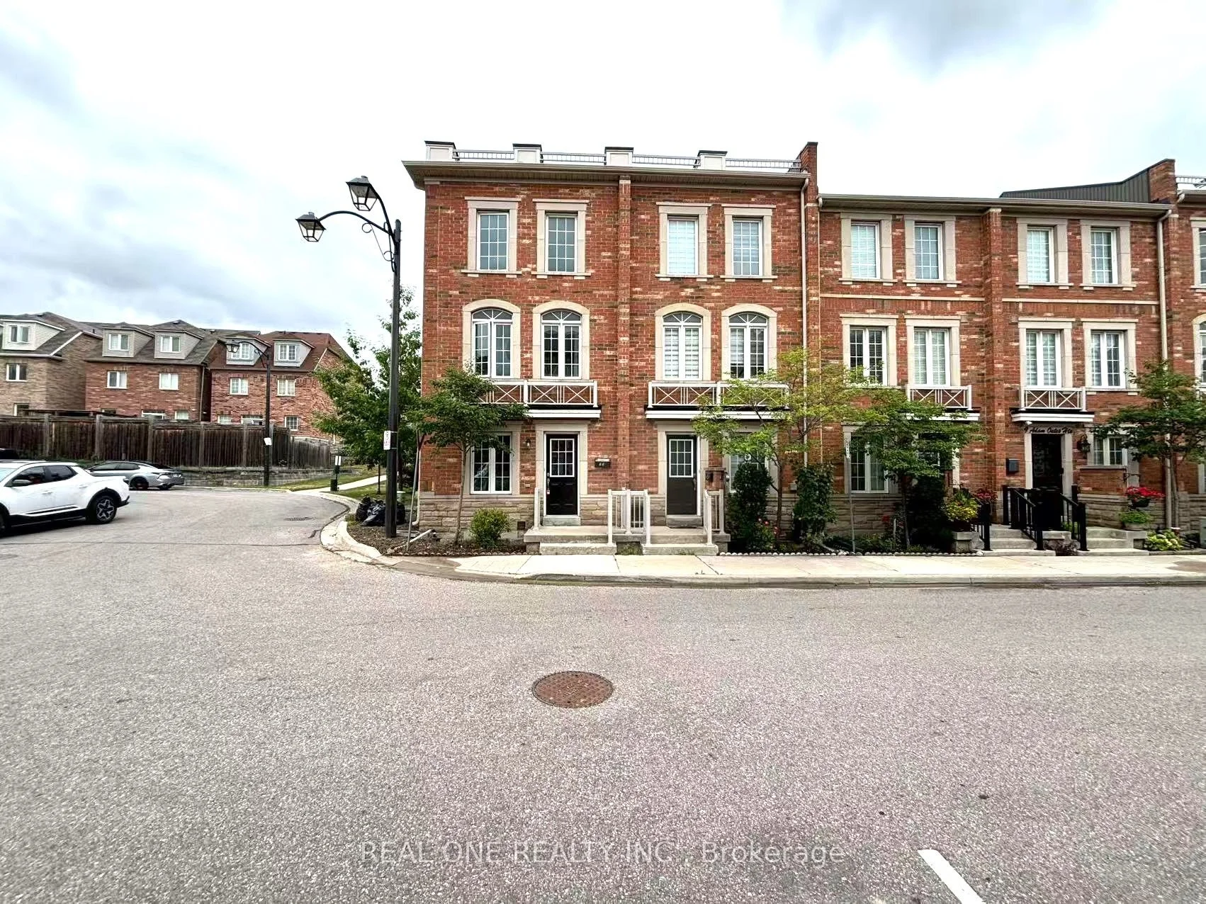 15 Adam Oates Heights, Toronto W05, ON M3L 0G3