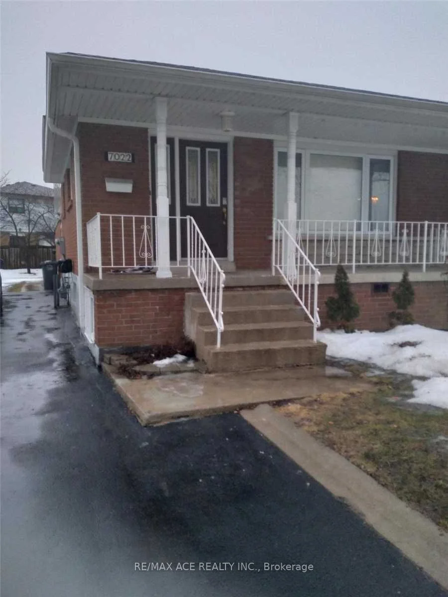 7022 Chigwel Court Main, Mississauga, ON L4T 1N4