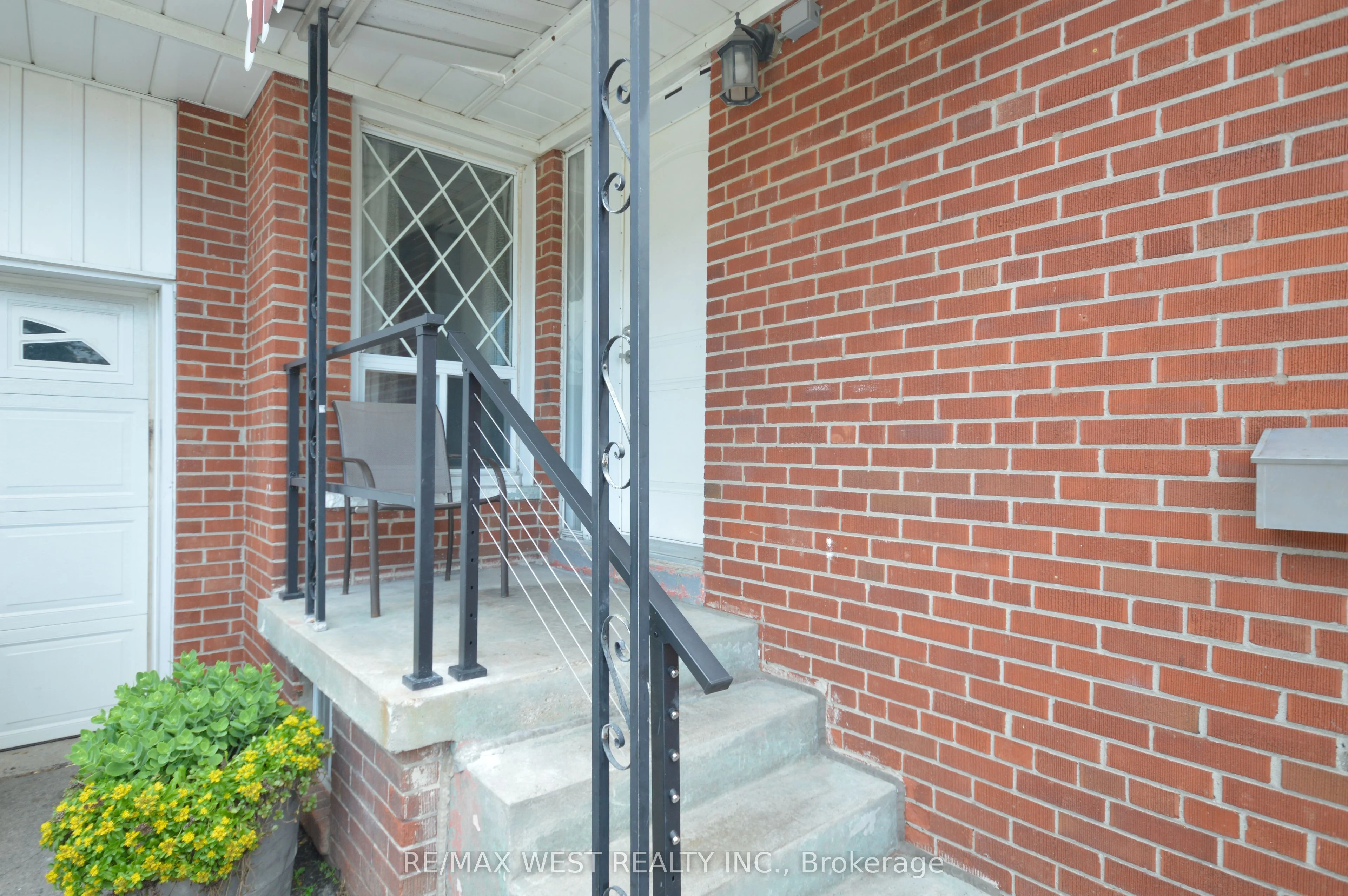 23 Bairstow Crescent Main, Toronto W10, ON M9W 4R3