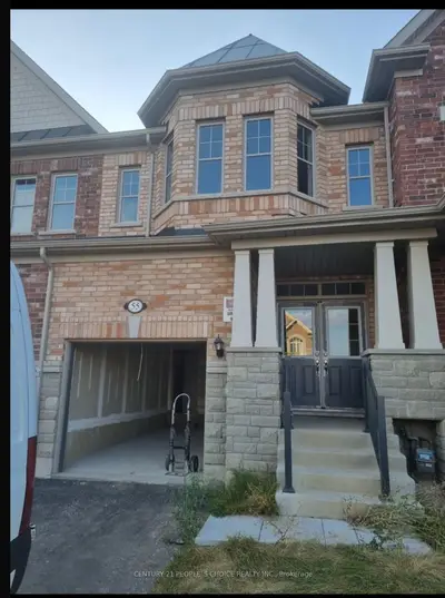 Att/Row/Townhouse in Brampton