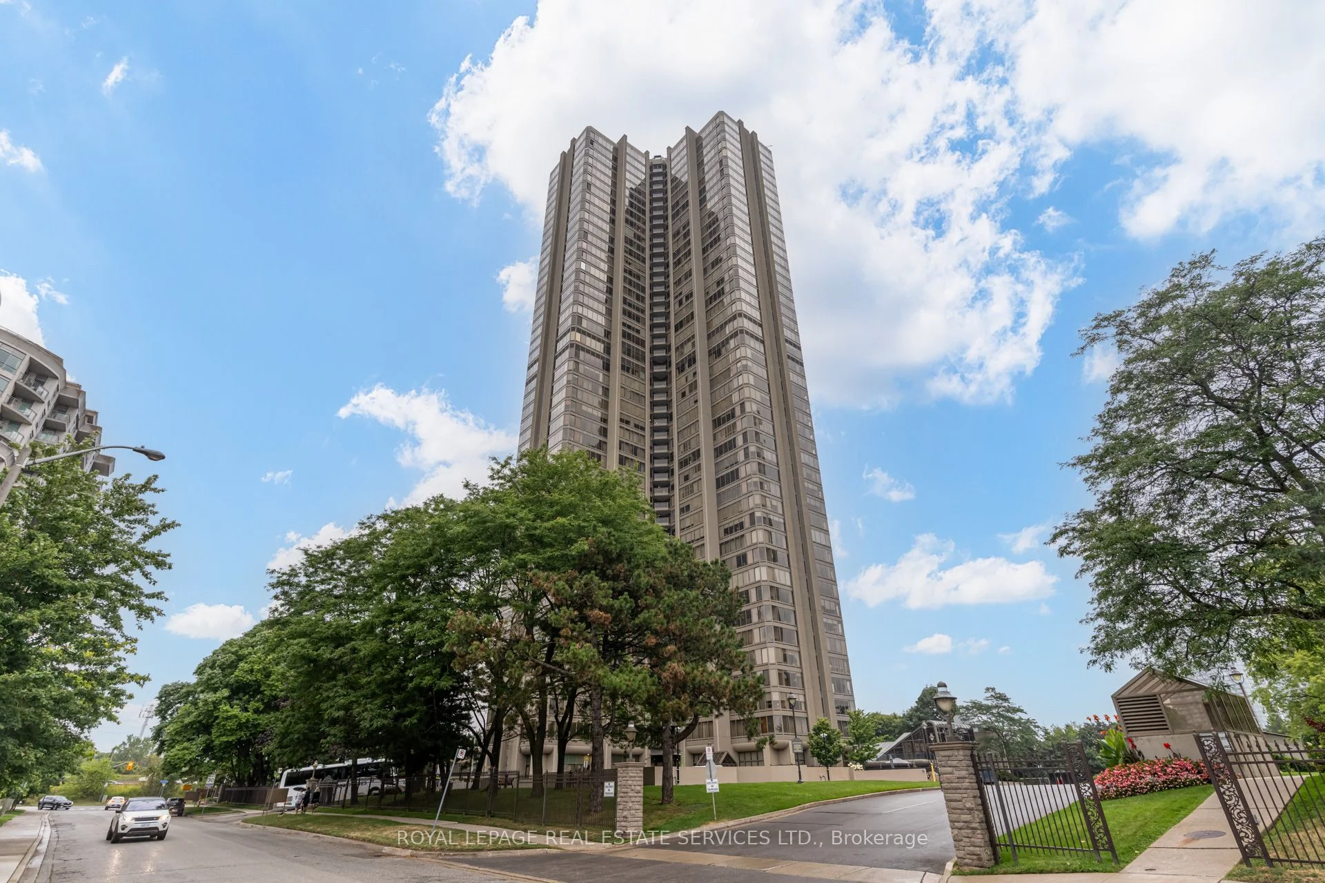 2045 Lake Shore Boulevard W 2410, Toronto W06, ON M8V 2Z6