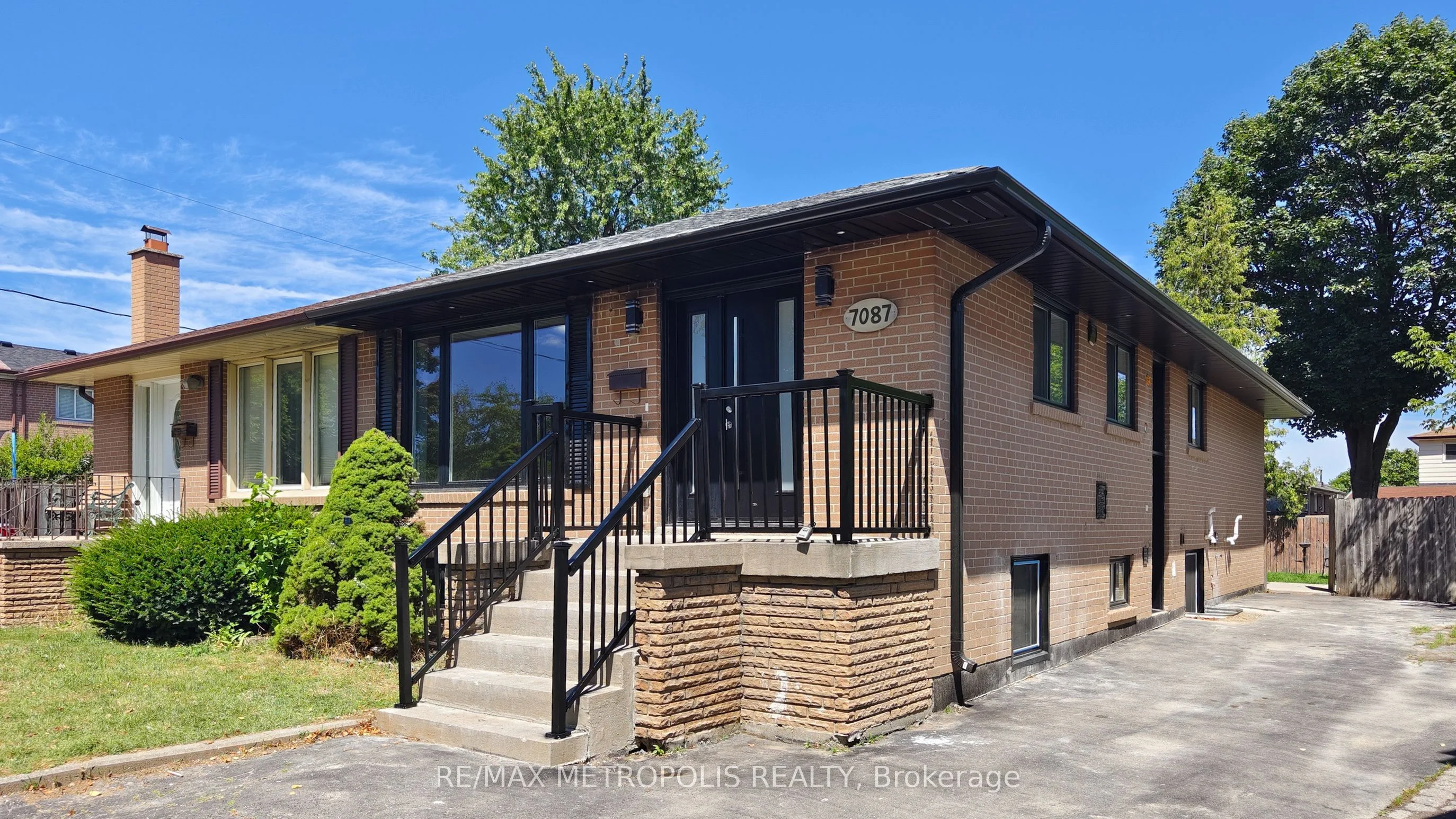 7087 Landen Court, Mississauga, ON L4T 2H9