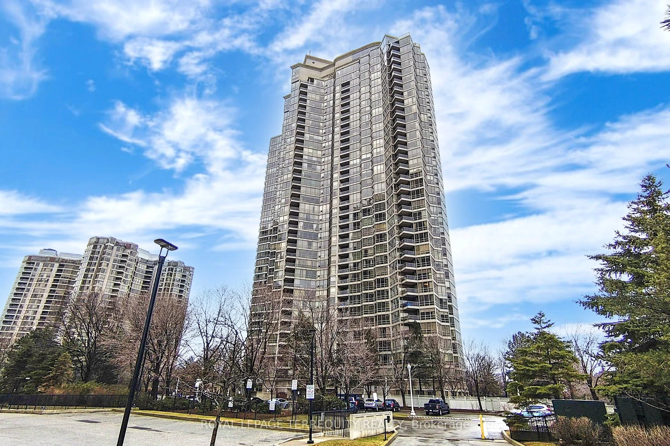45 Kingsbridge Garden Circle 207, Mississauga, On L5r 3k4