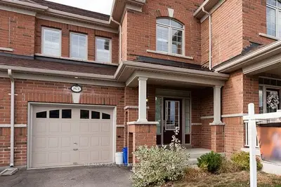 Att/Row/Townhouse in Milton