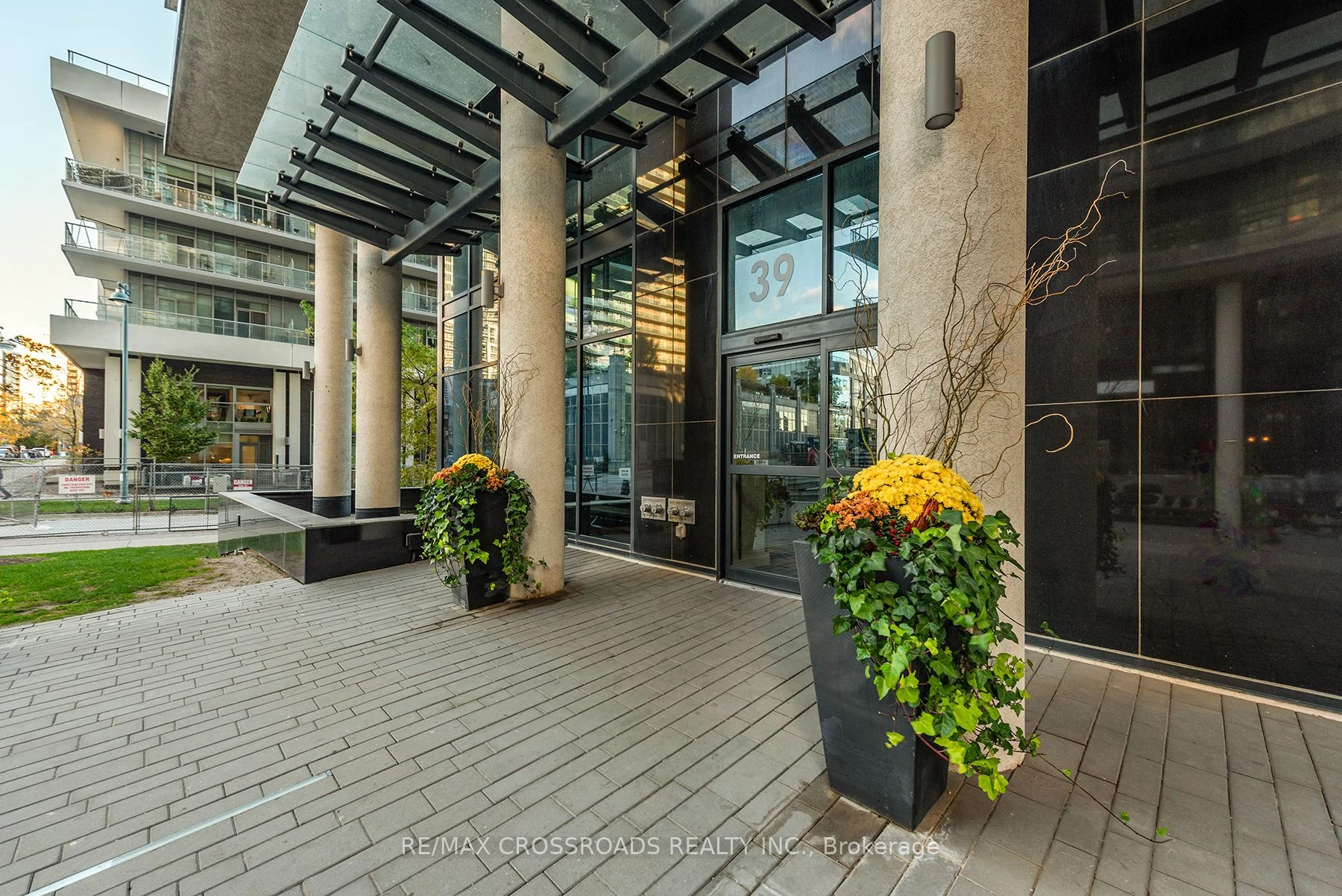39 Annie Craig Drive 216, Toronto W06, On M8v 0c5