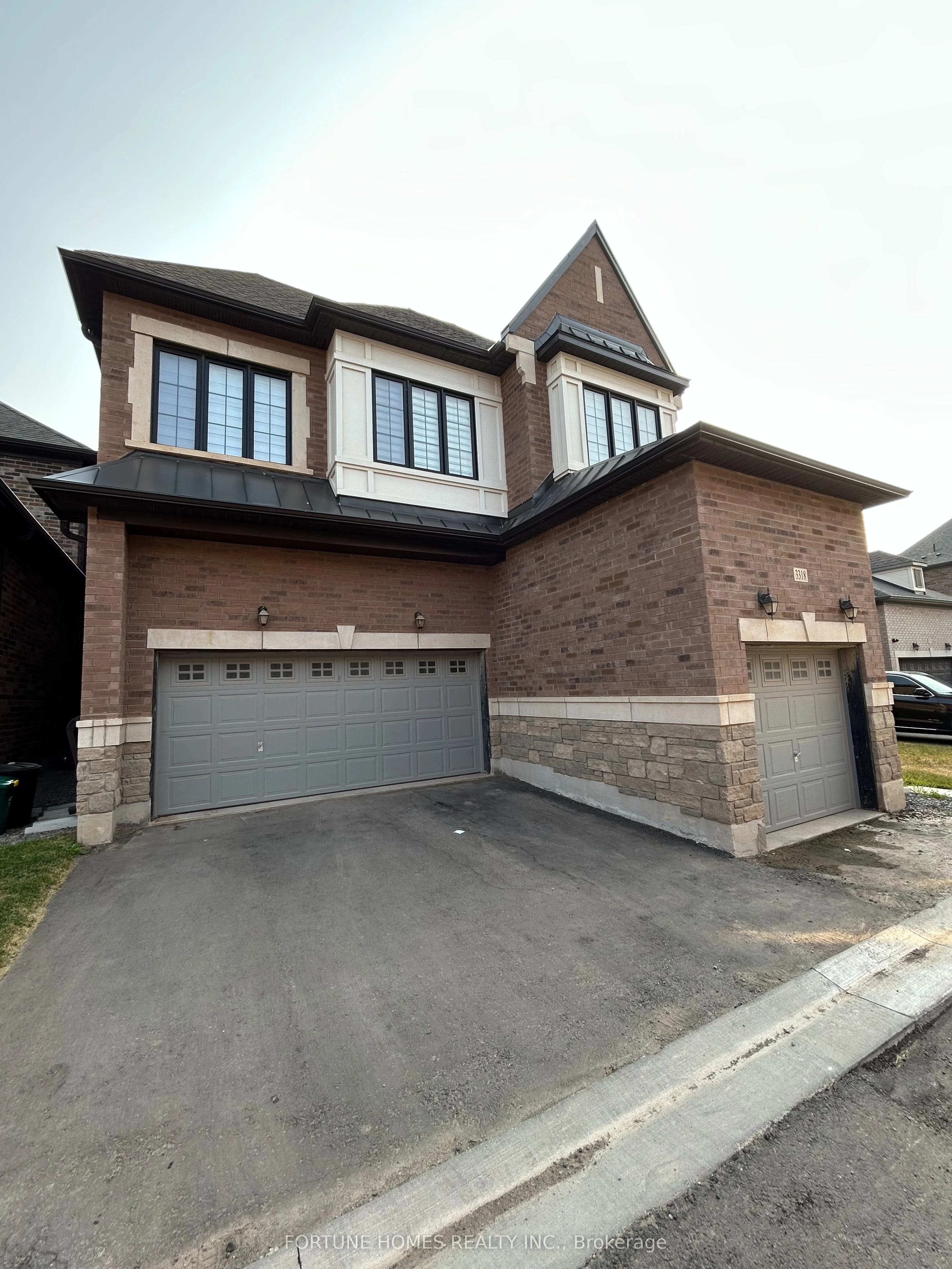 3318 Millicent Avenue, Oakville, ON L6H 0Z8