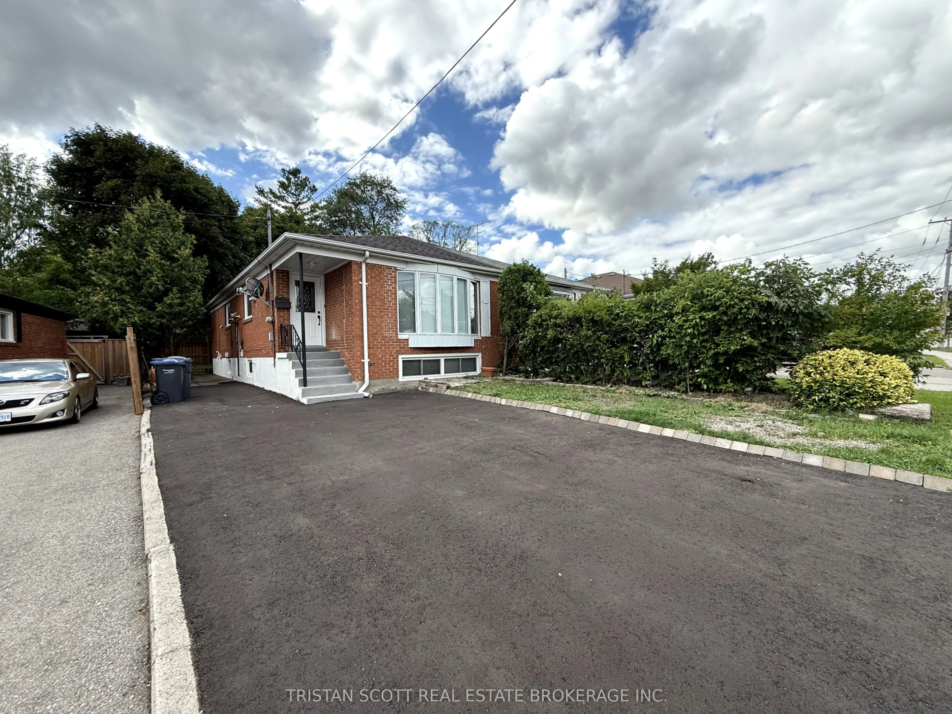 3450 Queenston Drive, Mississauga, ON L5C 2G6