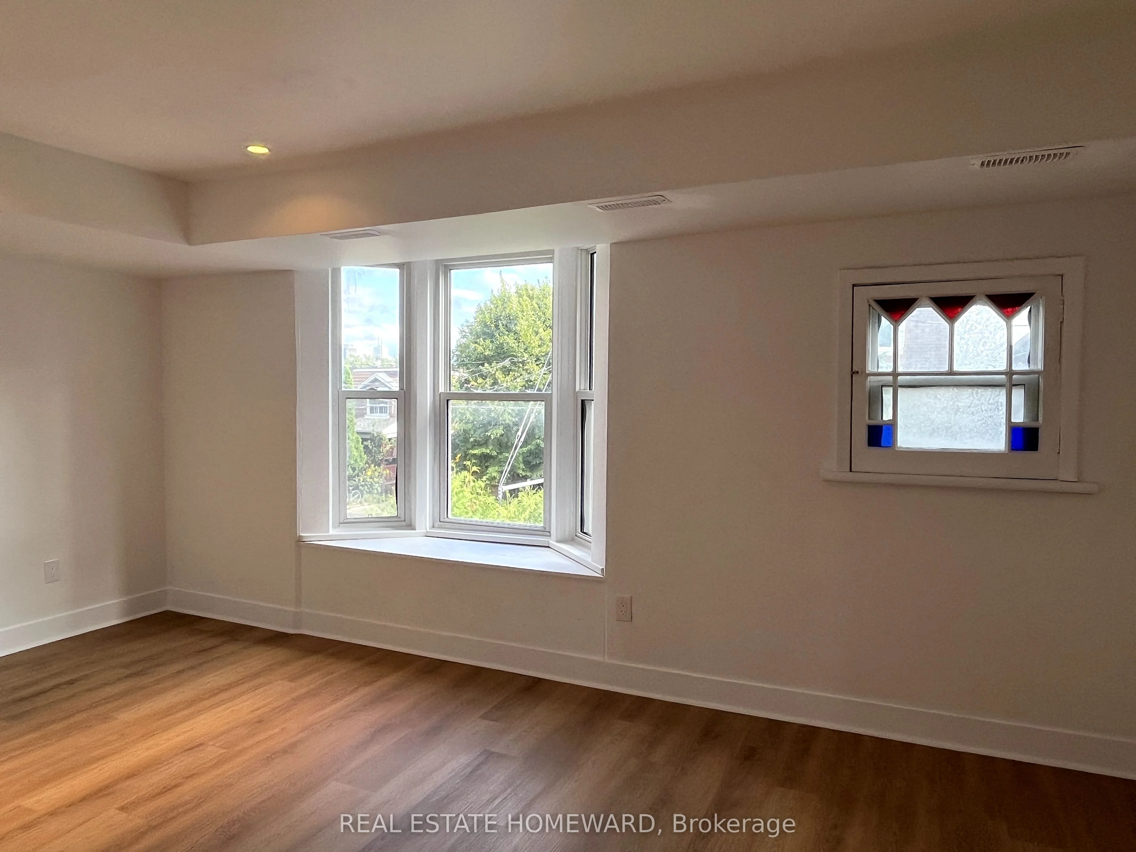 66 Melville Avenue UPPER, Toronto W02, ON M6G 1Y2