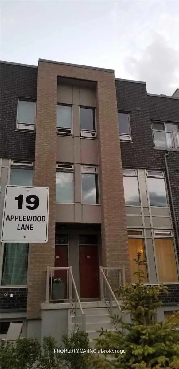 19 Applewood Lane 248, Toronto W08, On M9c 0c1