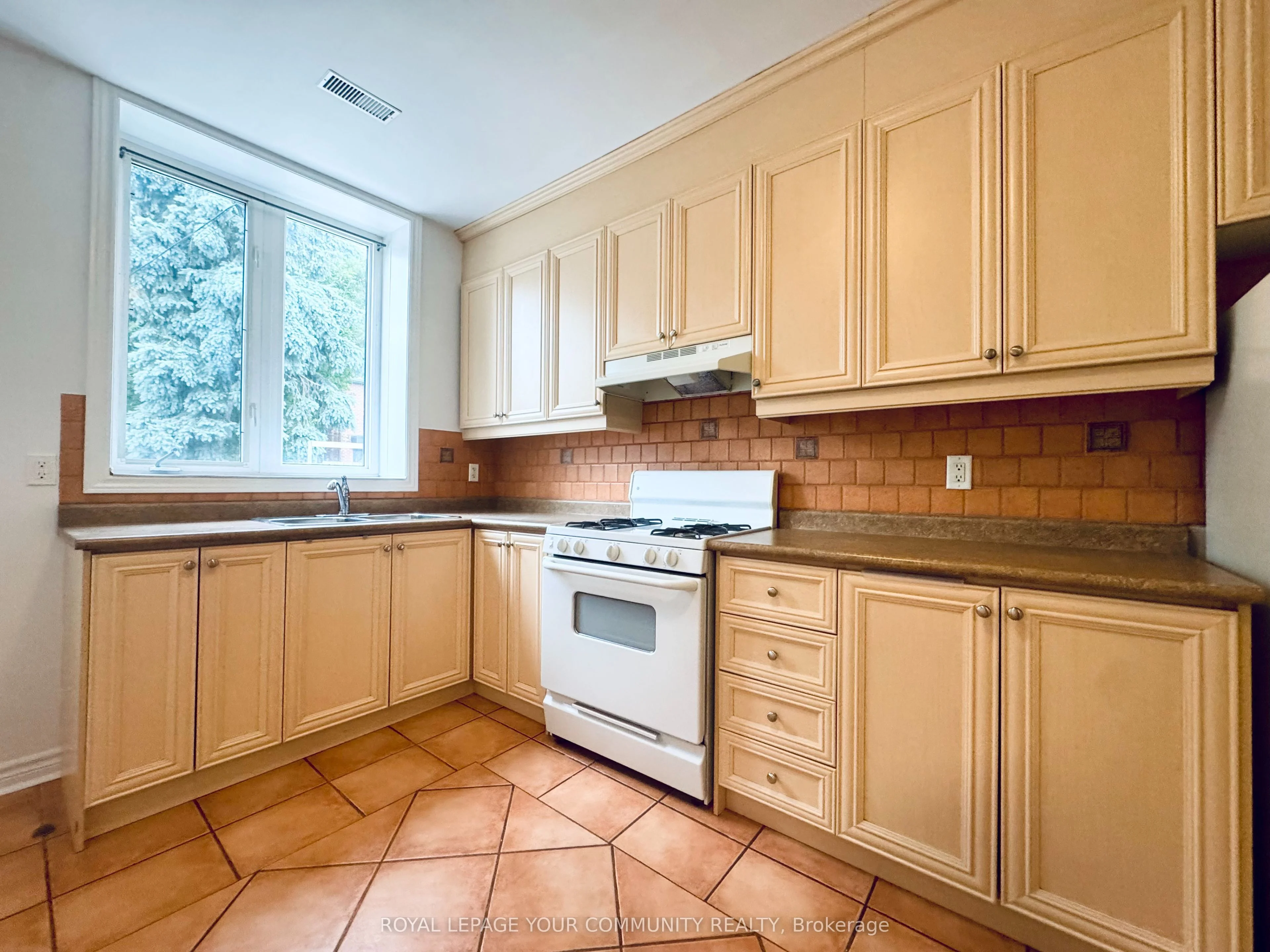 2417 Dundas Street W G1, Toronto W02, ON M6P 1X3