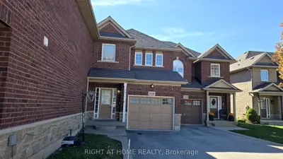 Att/Row/Townhouse in Oakville
