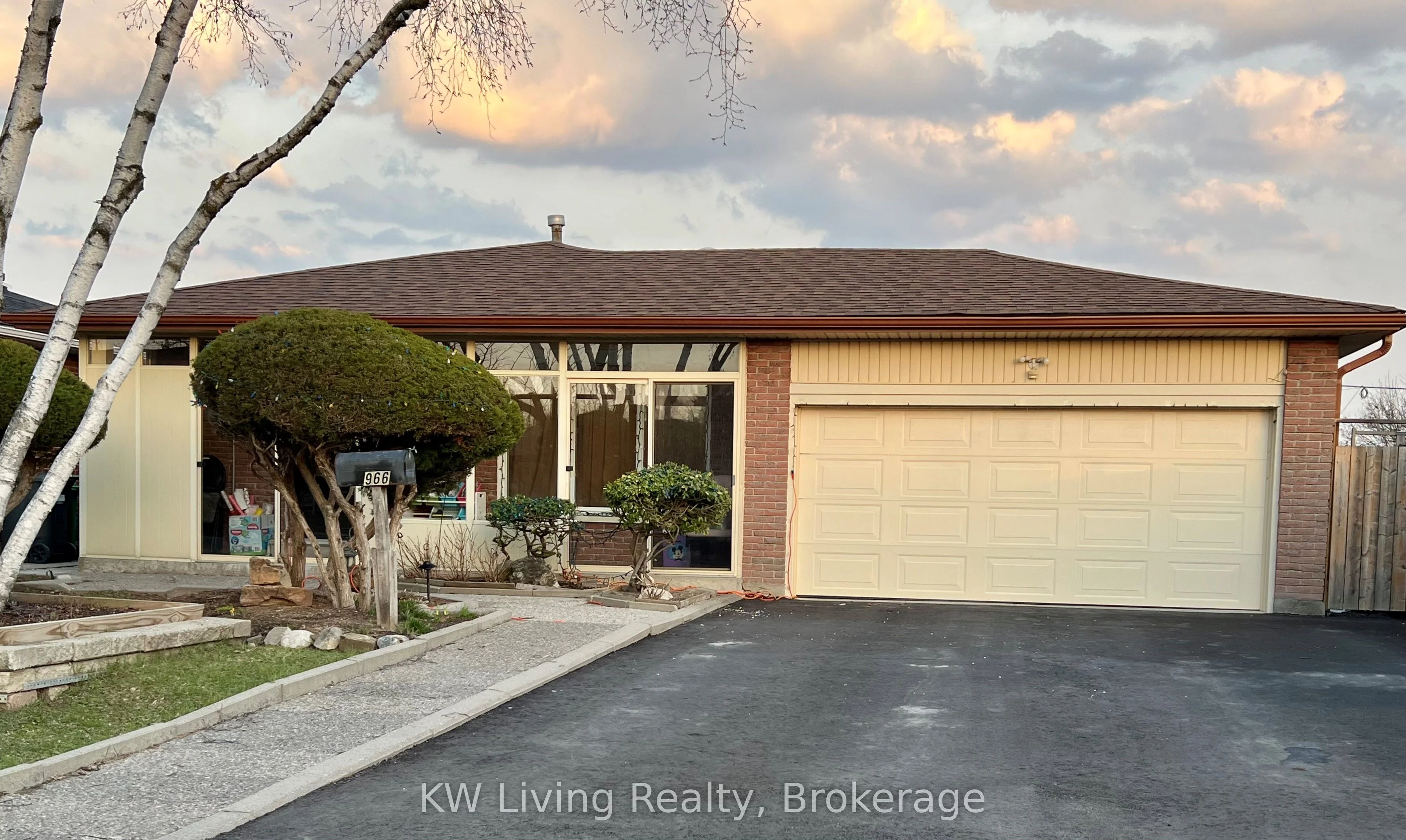 966 Forestwood Drive, Mississauga, ON L5C 1G8
