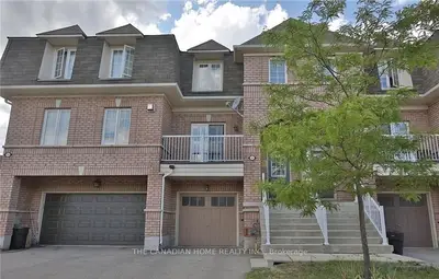 Att/Row/Townhouse in Oakville