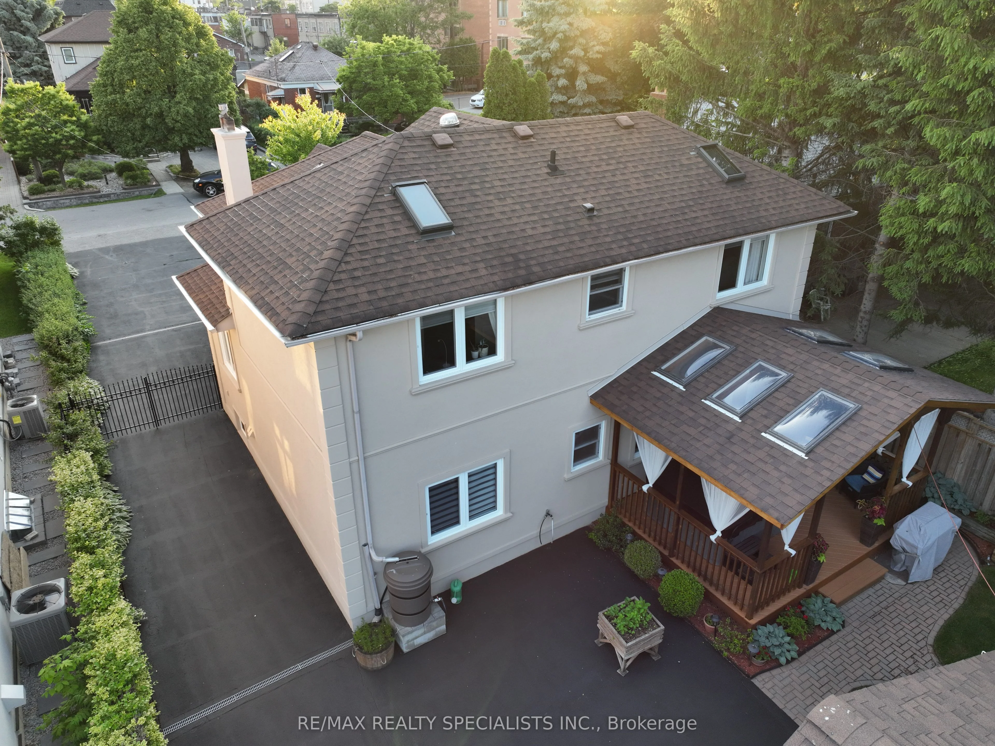 137 Milton Street, Toronto W07, ON M8Y 2Y4