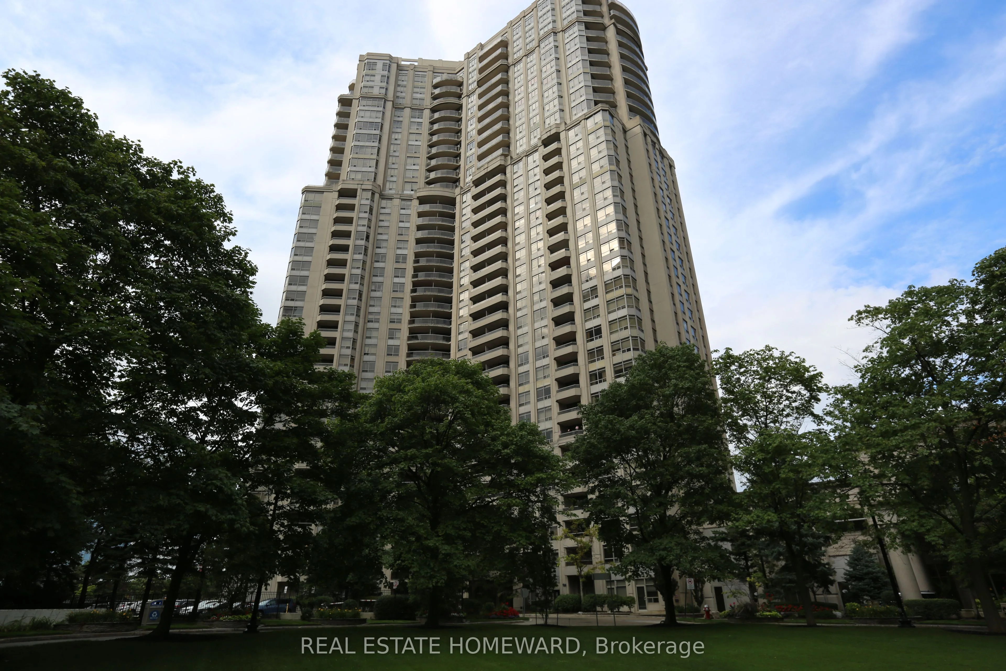 35 Kingsbridge Garden Circle 713, Mississauga, ON L5R 3Z5