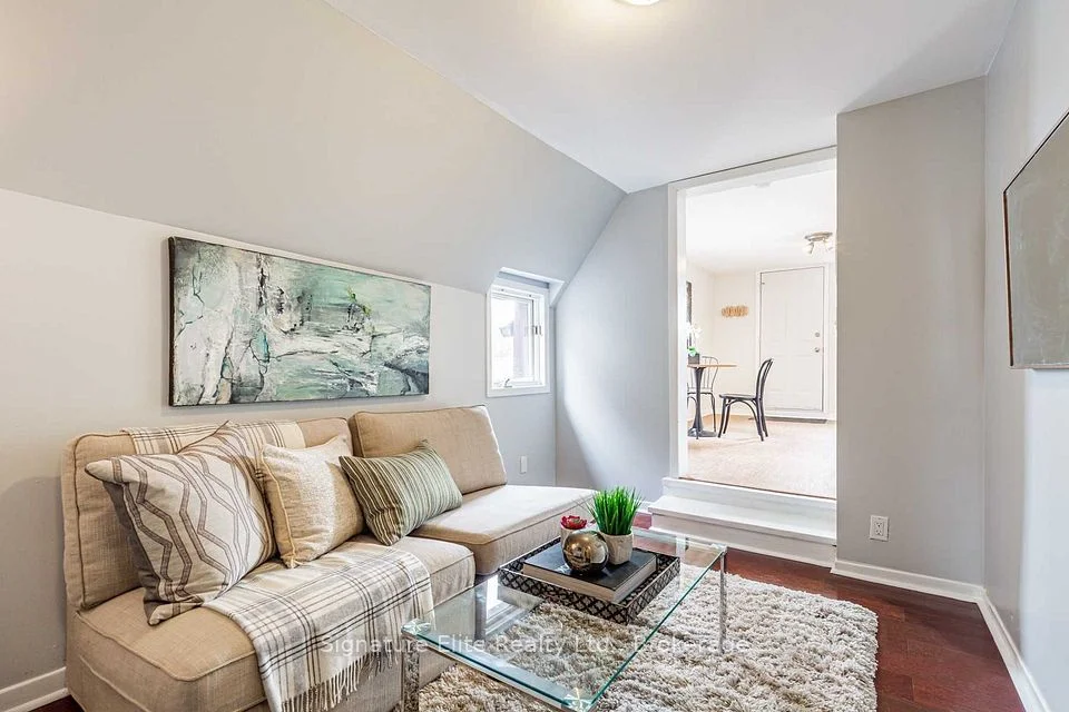 393 Westmoreland Avenue N Upper, Toronto W02, ON M6H 3A6