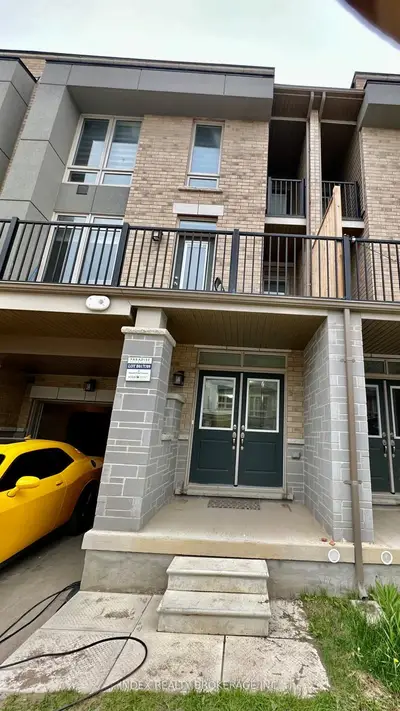 Att/Row/Townhouse in Brampton