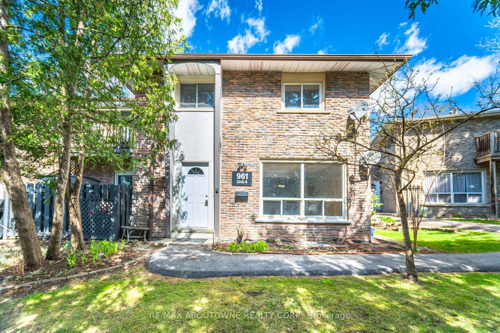 961 Francis Road 4, Burlington, ON L7T 3Z1