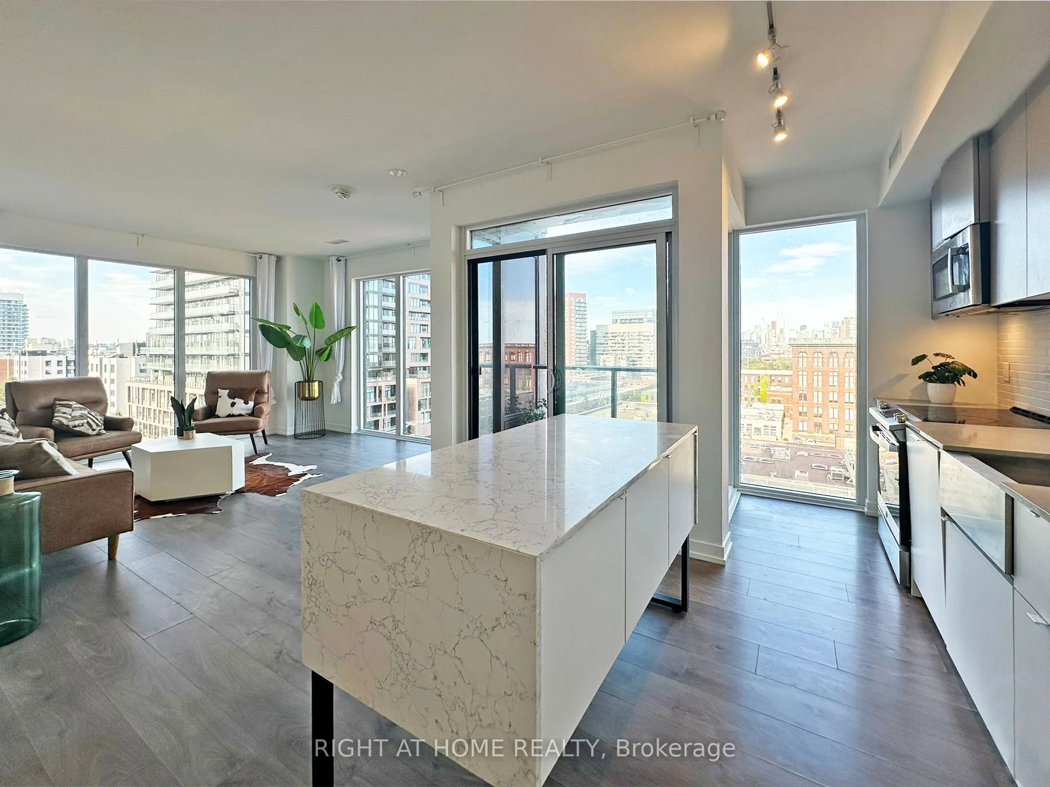 270 dufferin Street 703, Toronto W01, ON M6K 0H8