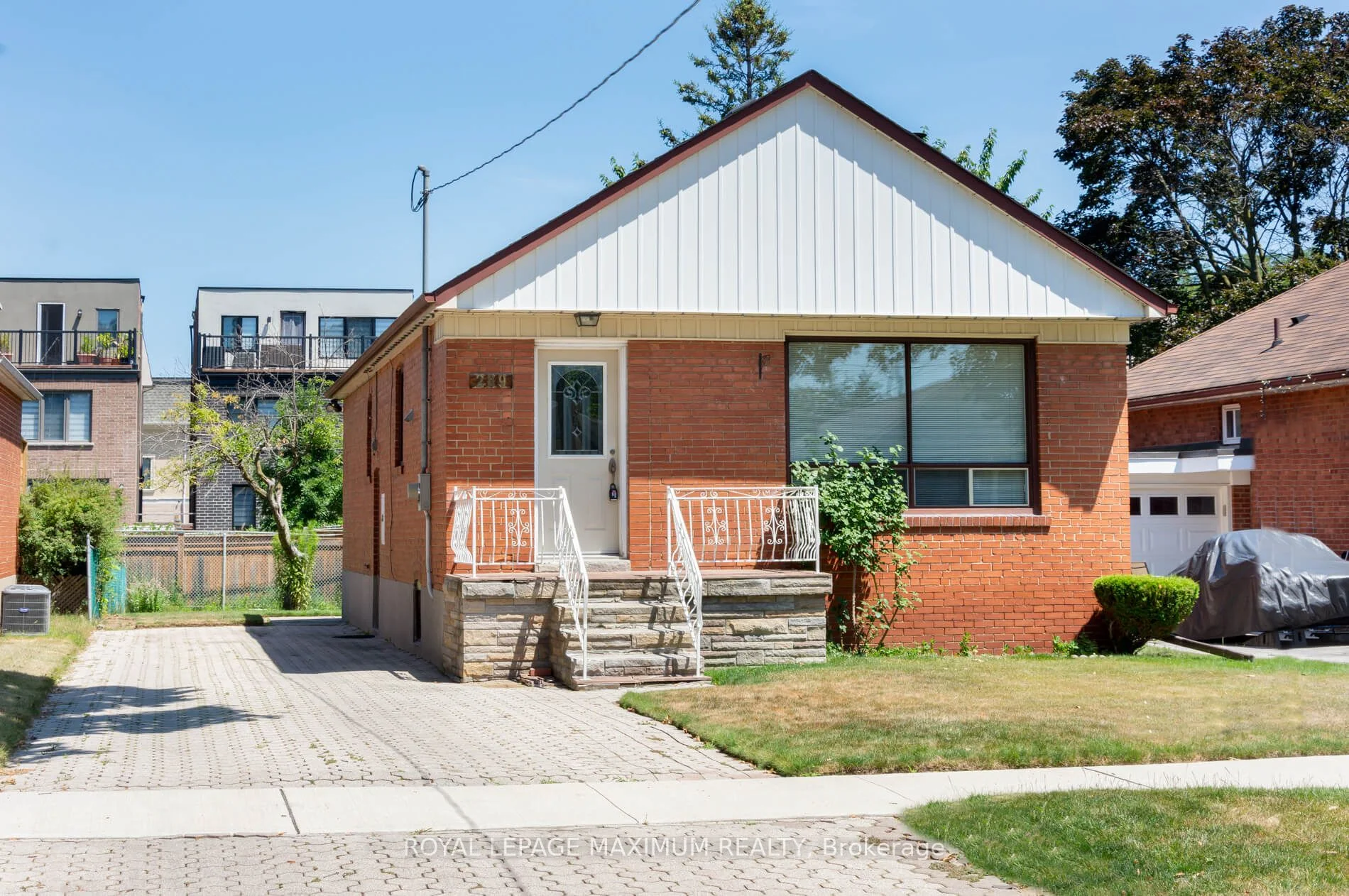 289 Thirtieth Street, Toronto W06, ON M8W 3E4