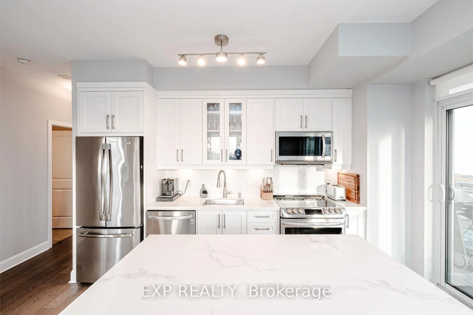 33 Shore Breeze Drive 1503, Toronto W06, On M8v 0g1