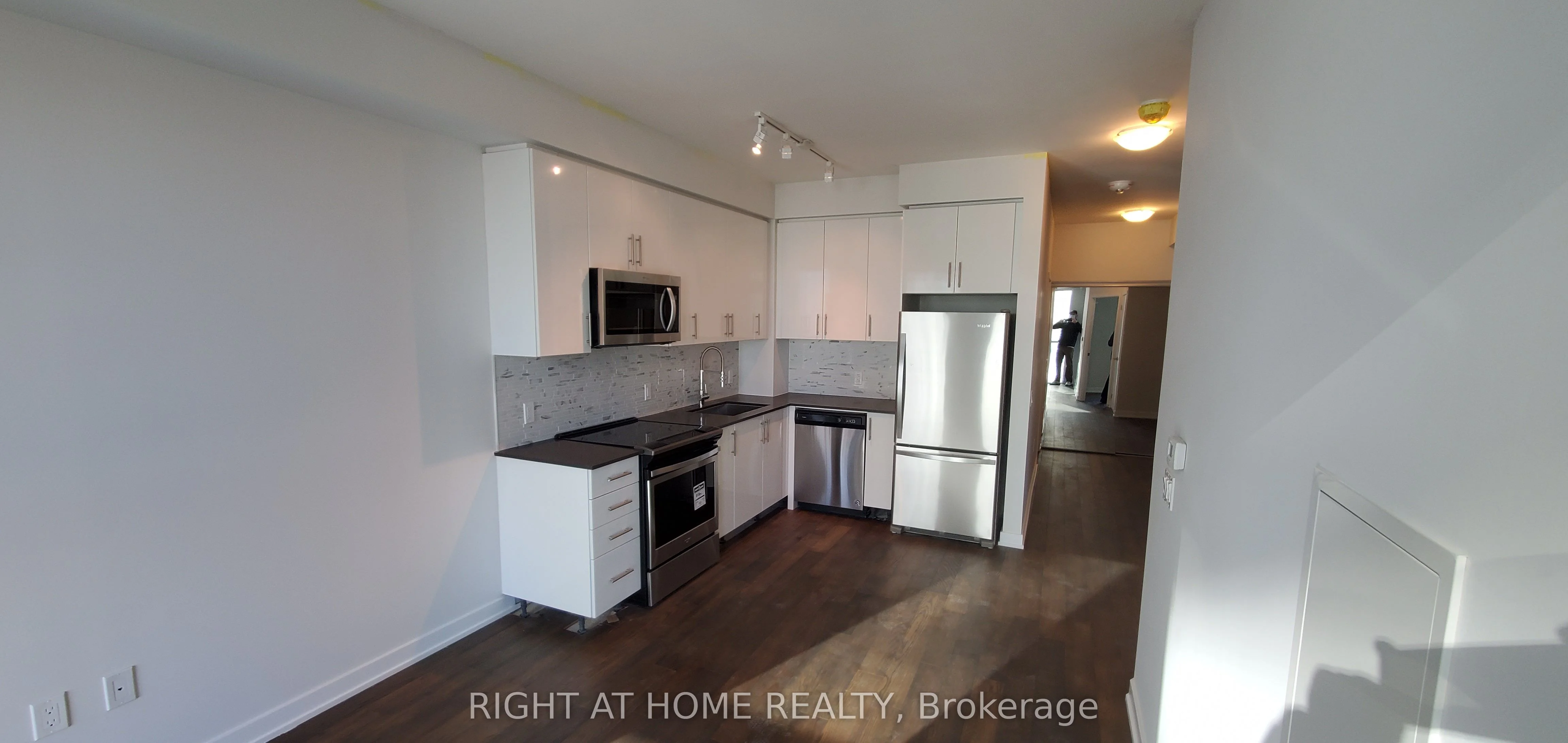 4085 Parkside Village Drive 2205, Mississauga, On L5b 0k9