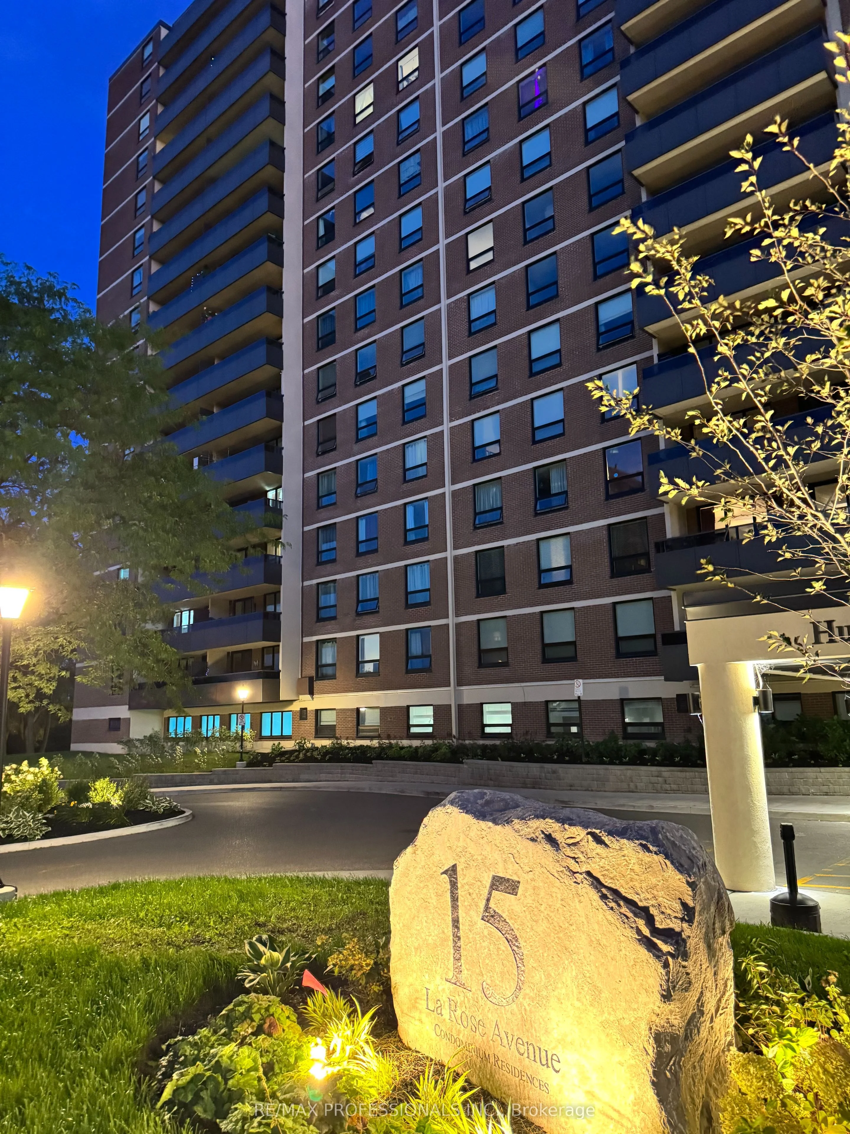 15 La Rose Avenue 307, Toronto W09, ON M9P 1A7