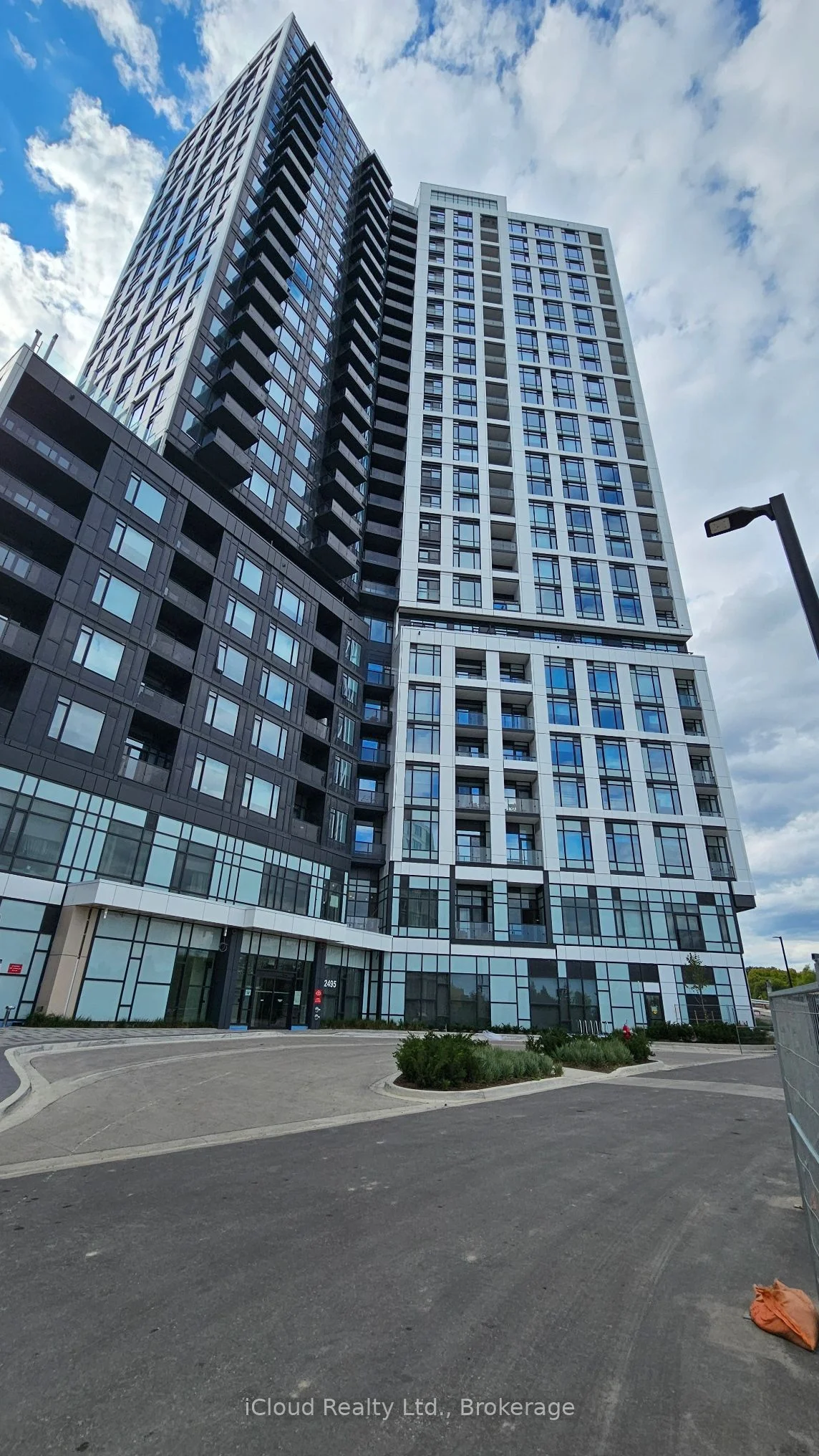 2495 Eglinton Avenue W 2002, Mississauga, ON L5M 2T2