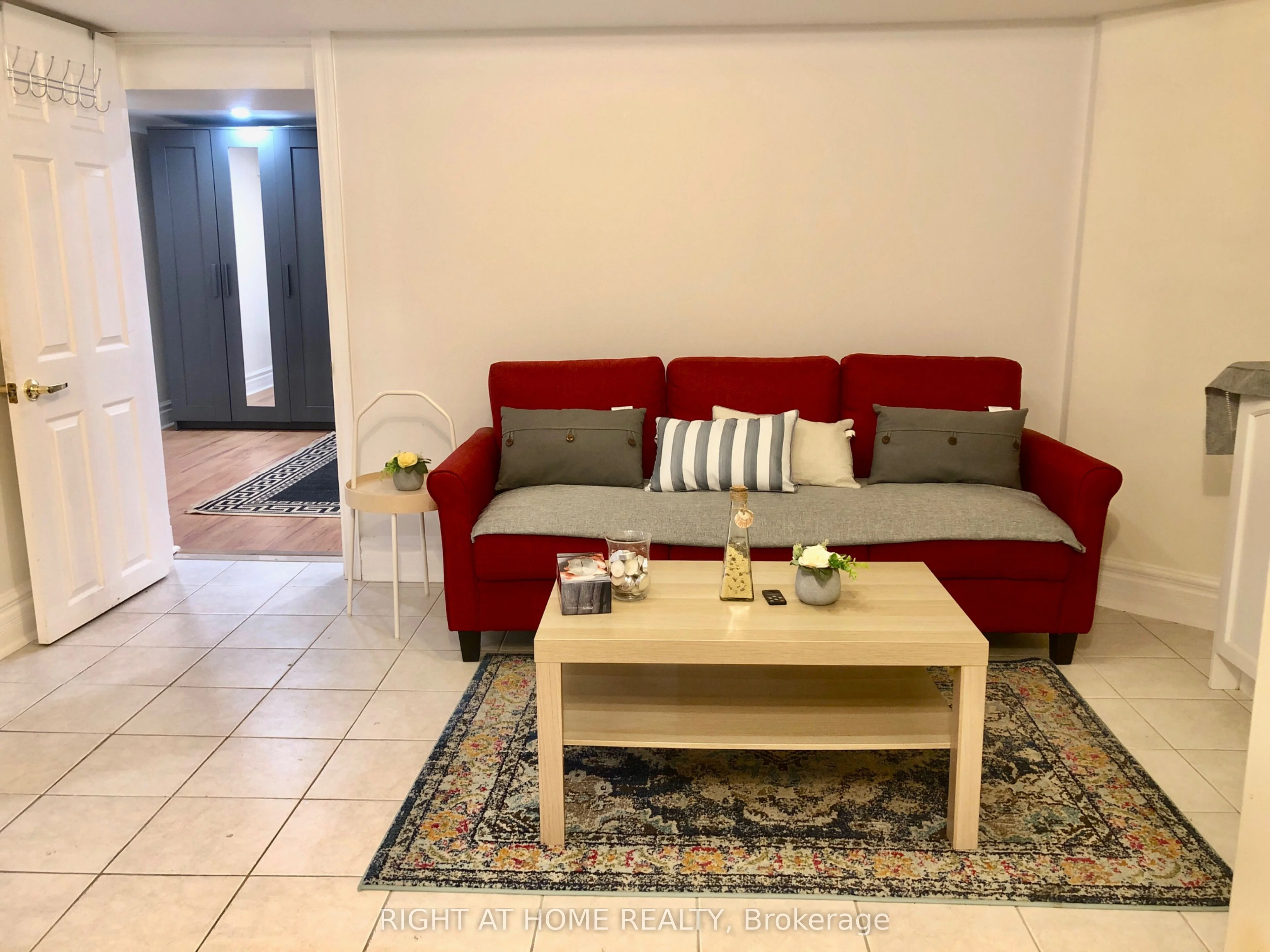 289 Laurentian Avenue Room#B, Mississauga, ON L4Z 2S2