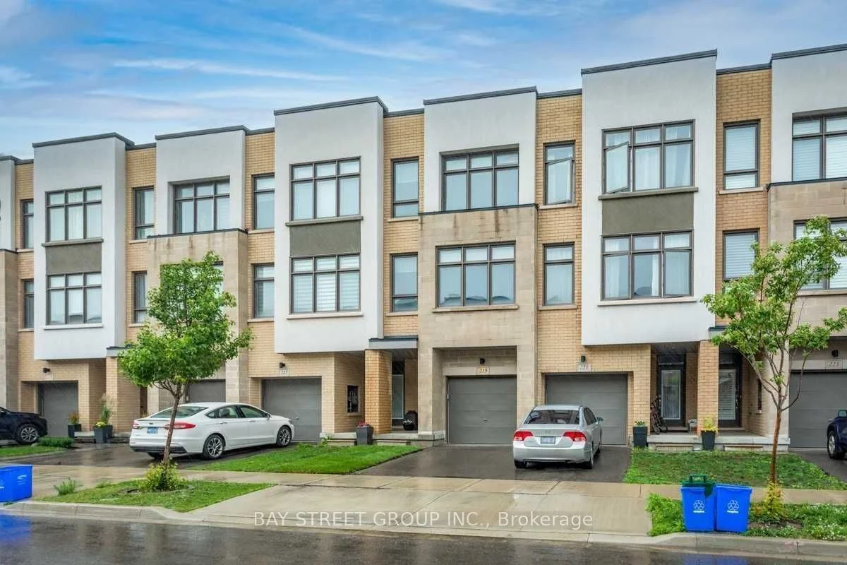 219 Huguenot Road, Oakville, ON L6H 7C3