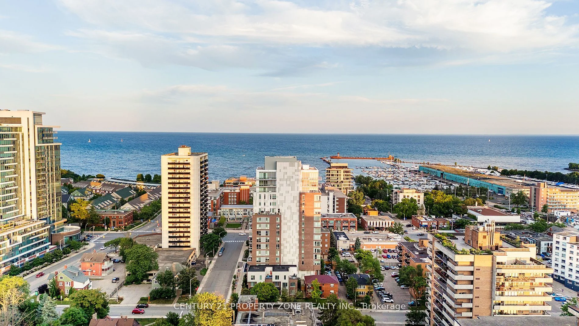 28 Ann Street 2003, Mississauga, On L5g 0e1